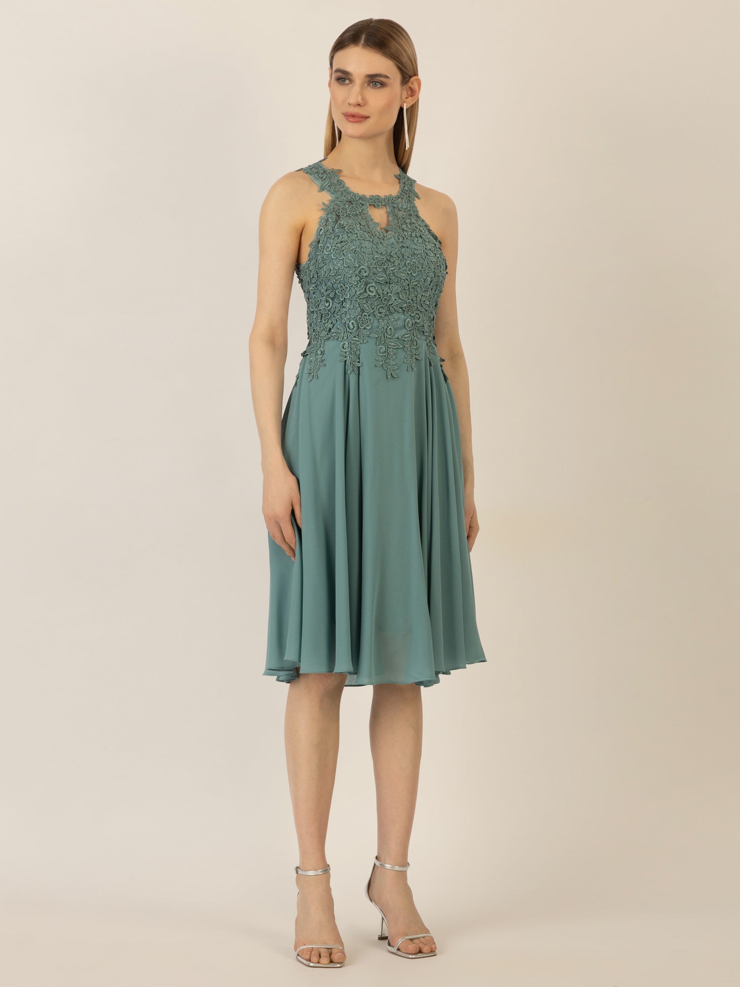 APART Cocktailkleid aus einer plastischen Spitze und Chiffon | jade