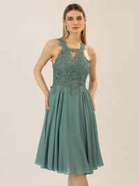 APART Cocktailkleid aus einer plastischen Spitze und Chiffon | jade