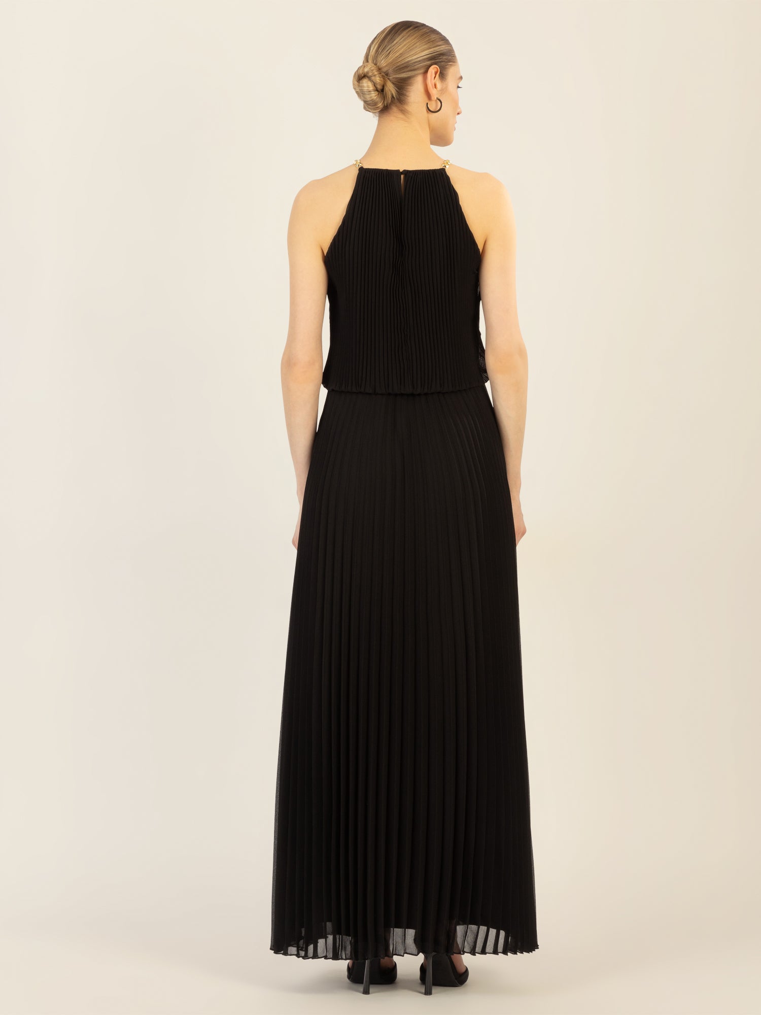 APART Plisseekleid im Neckholder-Stil | schwarz