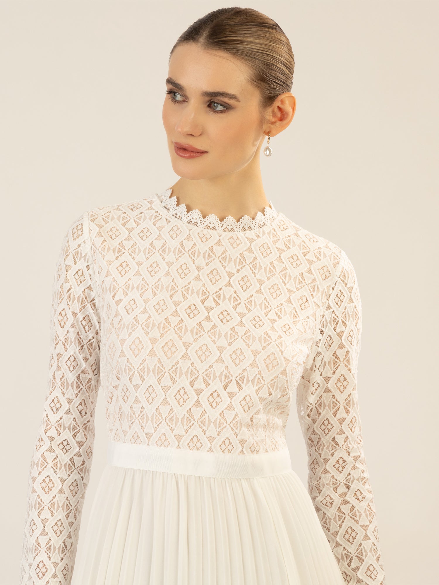 APART Abendkleid mit breiter Spitze verziert | creme-nude