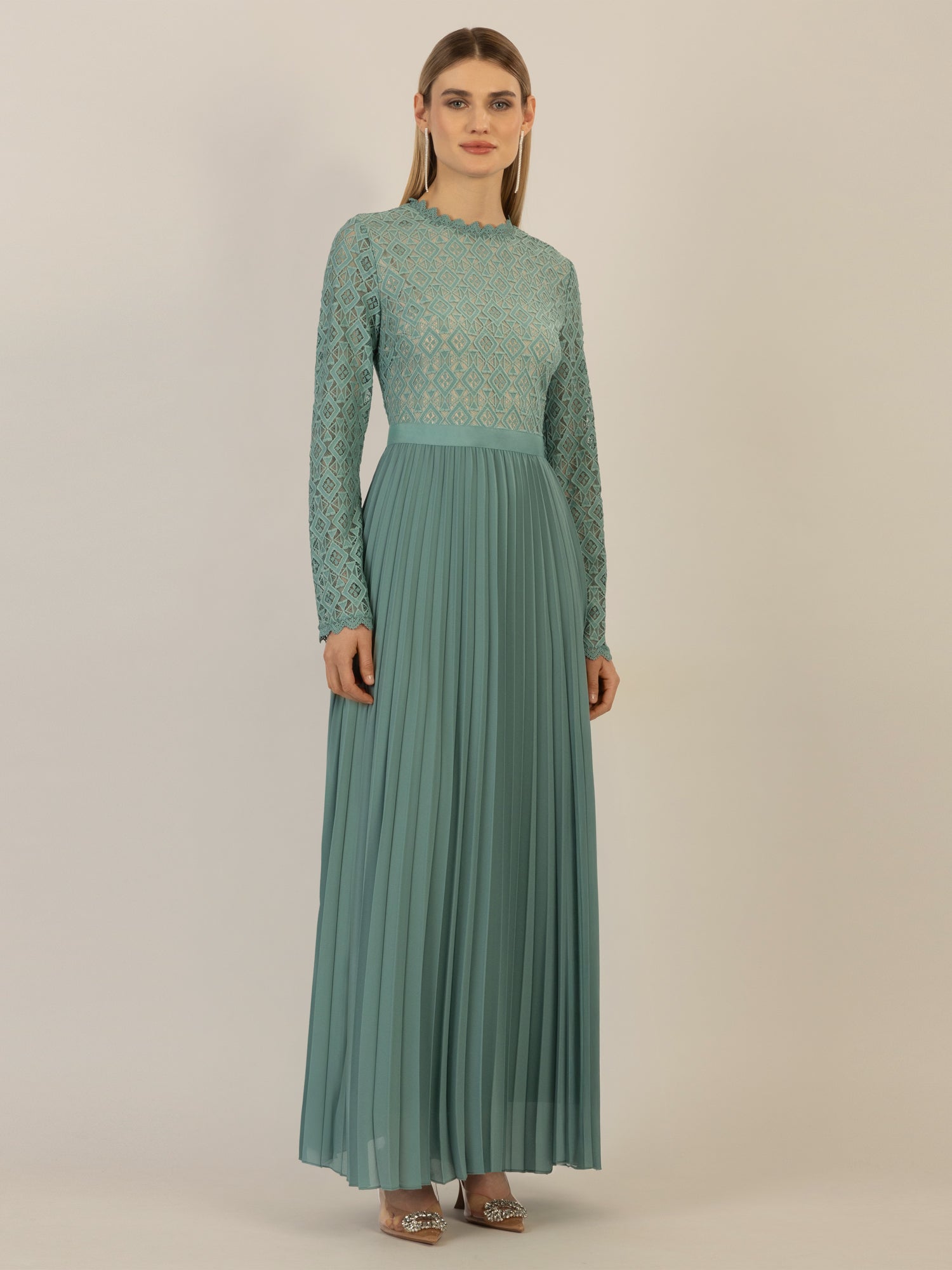 APART Abendkleid mit breiter Spitze verziert | jade-nude