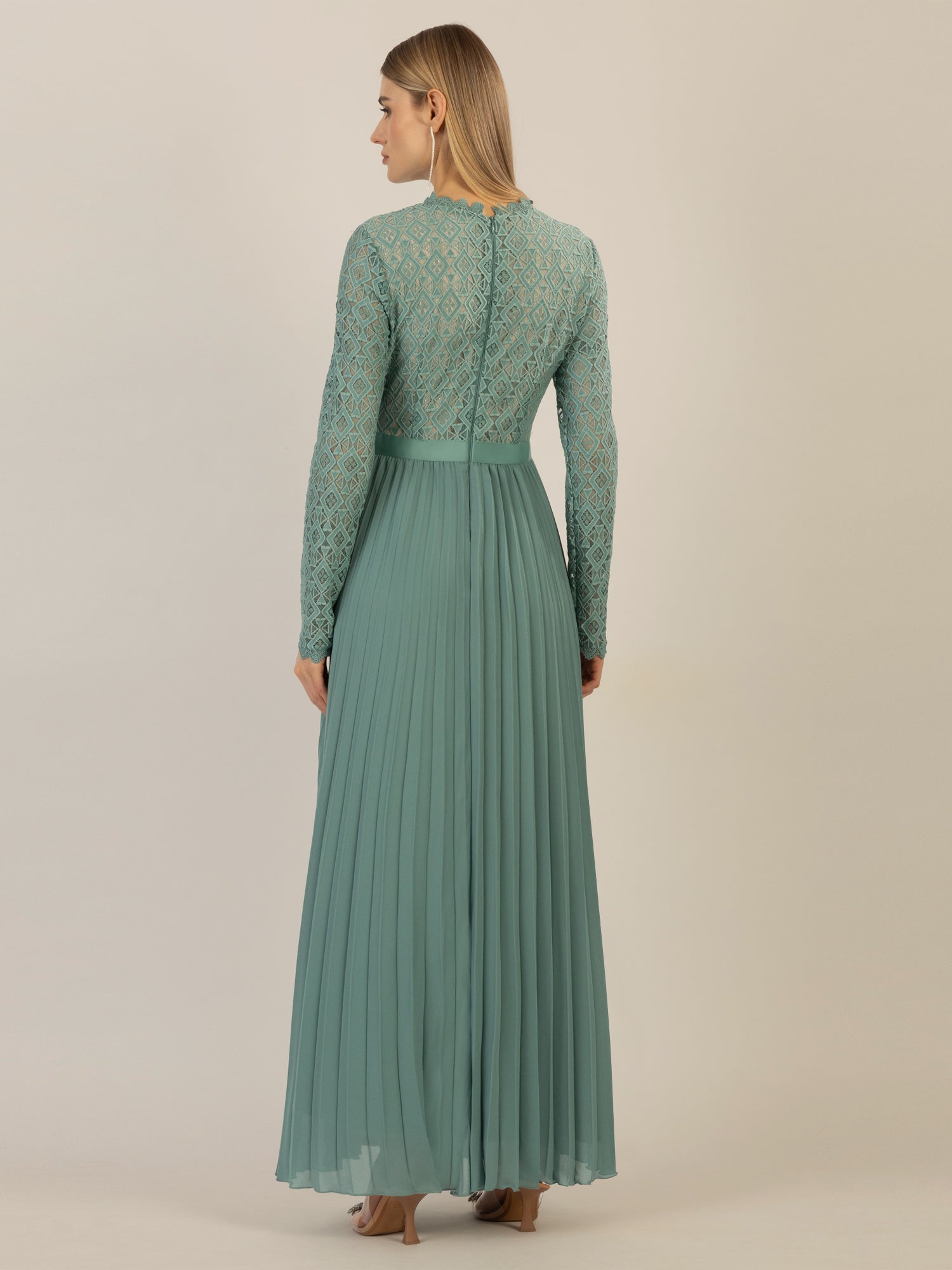 APART Abendkleid mit breiter Spitze verziert | jade-nude