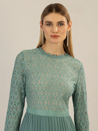 APART Abendkleid mit breiter Spitze verziert | jade-nude