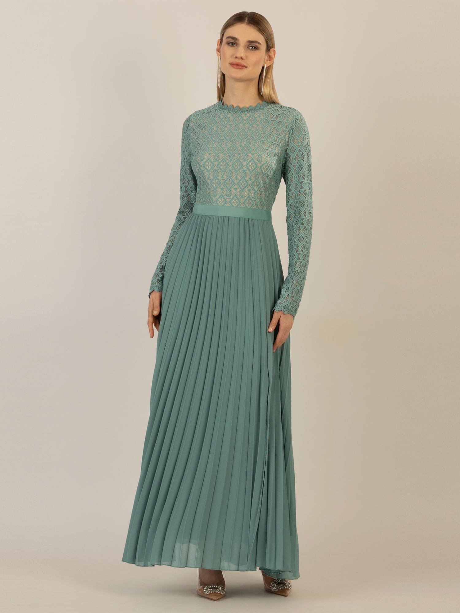 APART Abendkleid mit breiter Spitze verziert | jade-nude