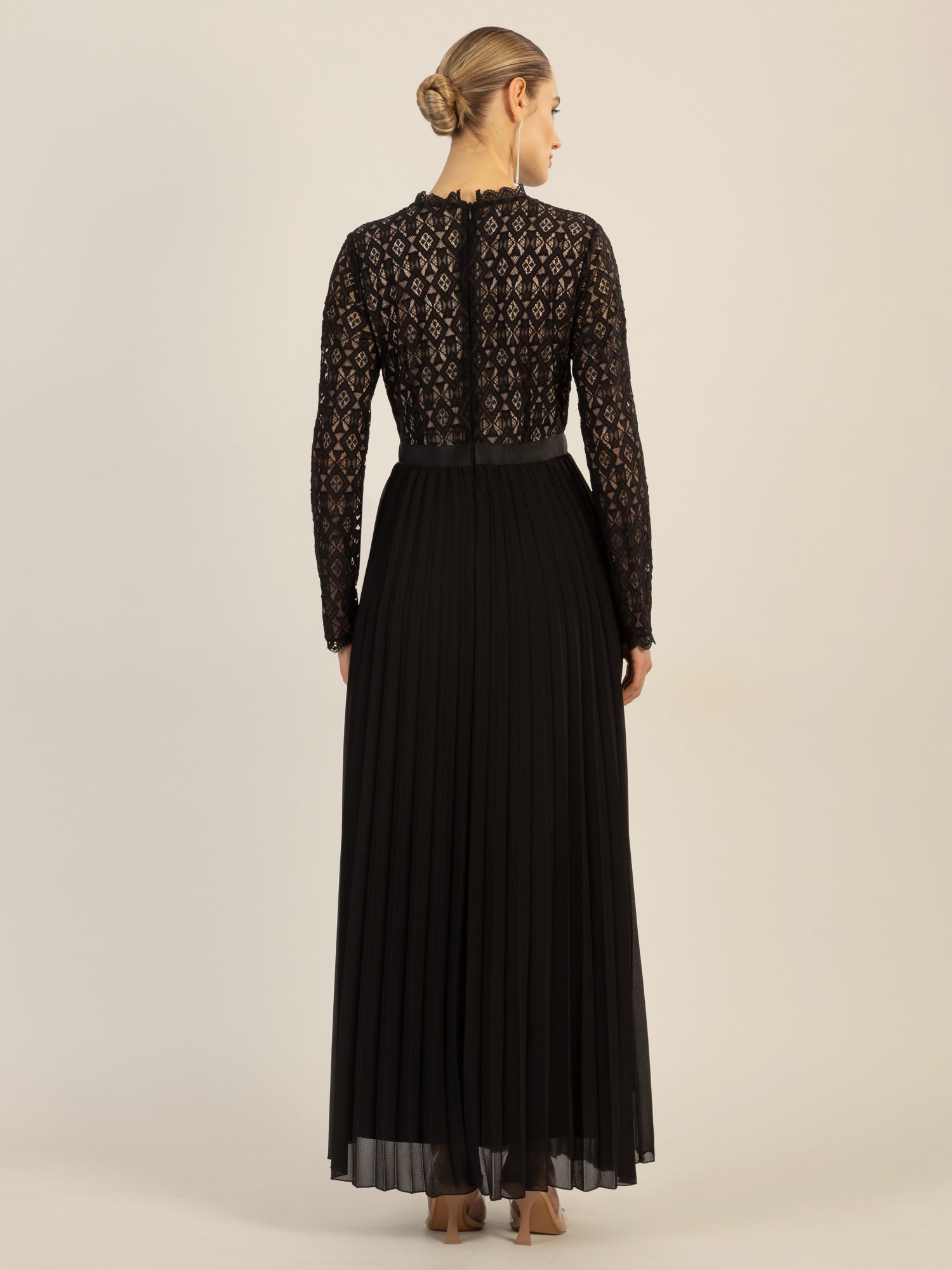 APART Abendkleid mit breiter Spitze verziert | schwarz-nude