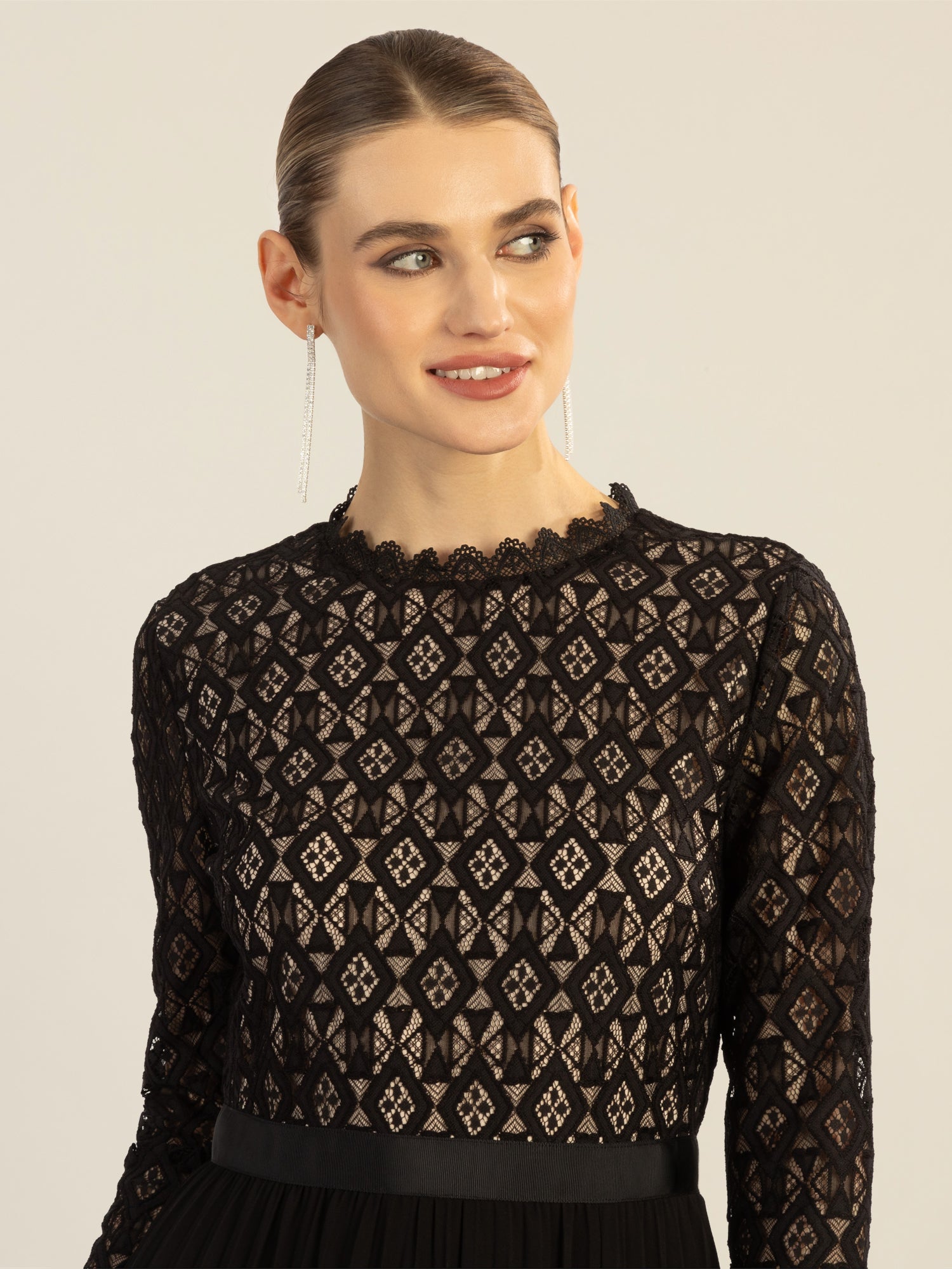 APART Abendkleid mit breiter Spitze verziert | schwarz-nude