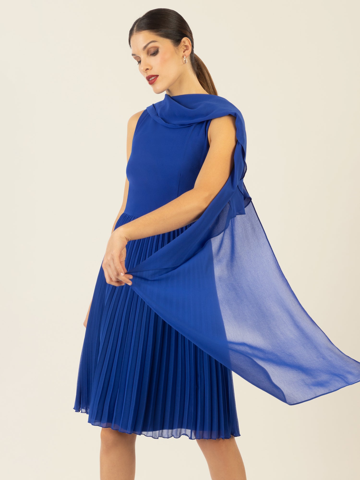 APART Cocktailkleid mit Chiffoncape und Plisseerock | royalblau