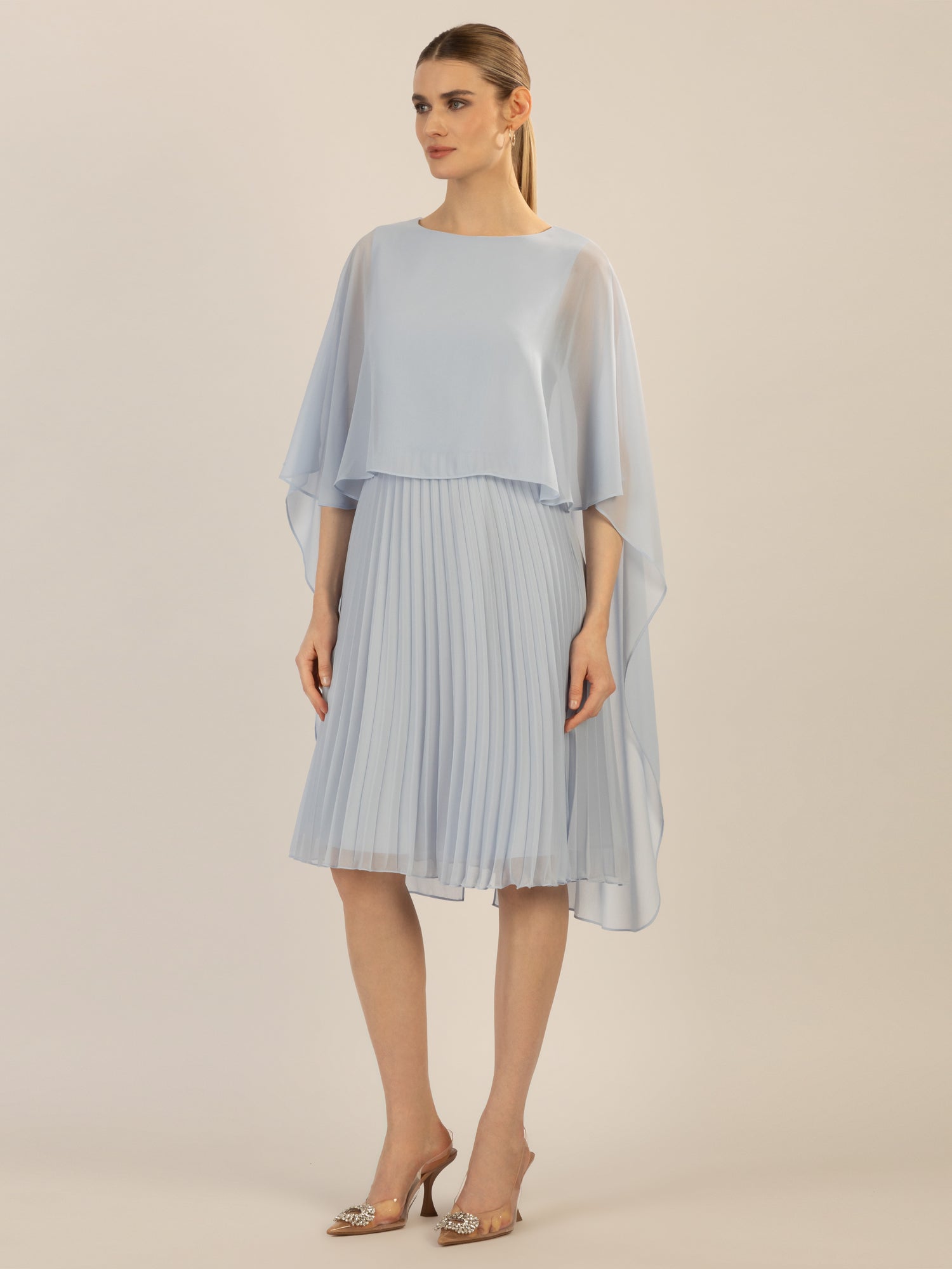APART Cocktailkleid mit Chiffoncape und Plisseerock | hellblau