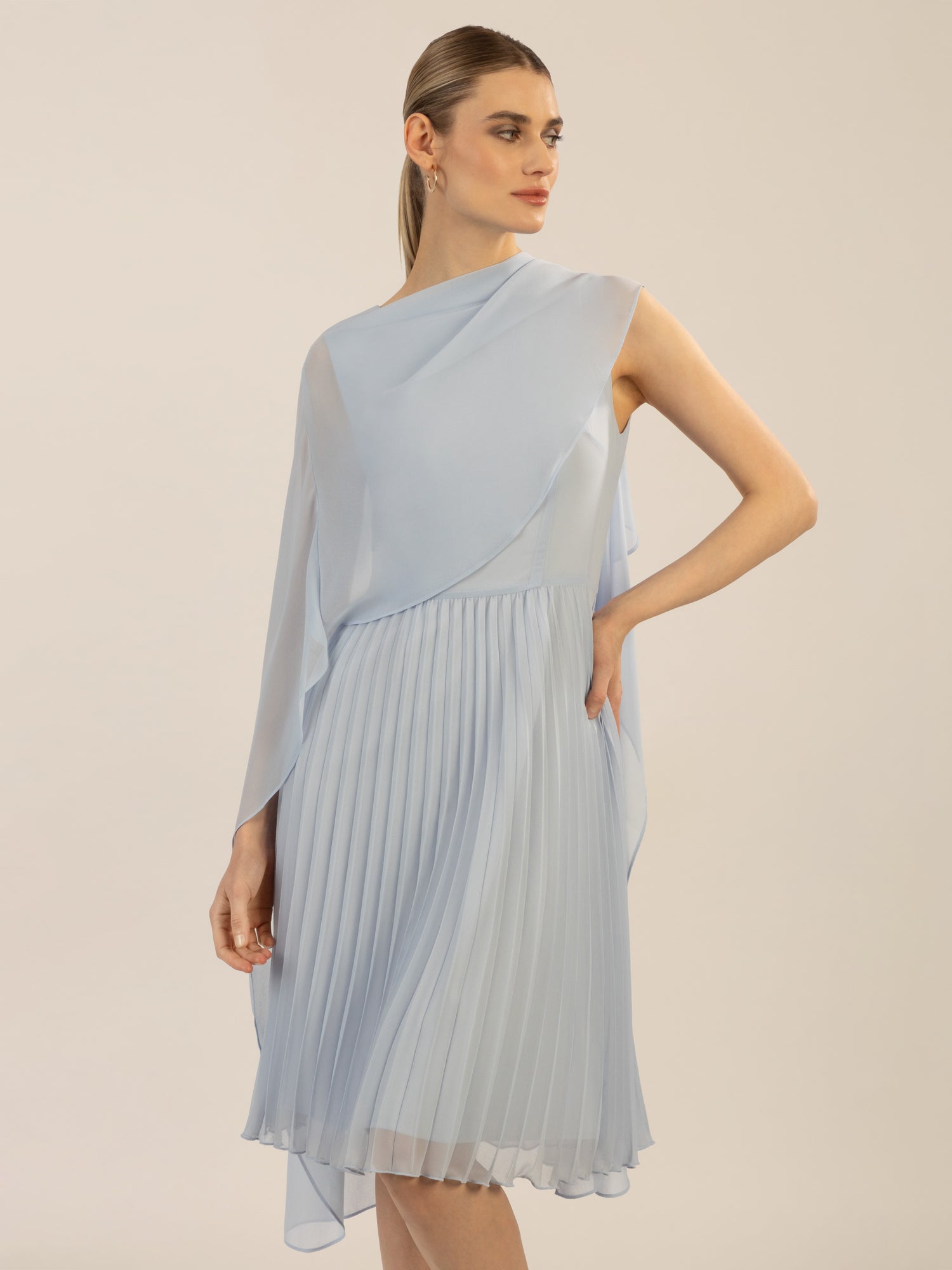 APART Cocktailkleid mit Chiffoncape und Plisseerock | hellblau
