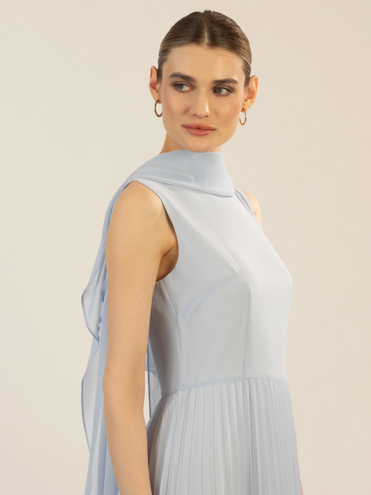 APART Cocktailkleid mit Chiffoncape und Plisseerock | hellblau