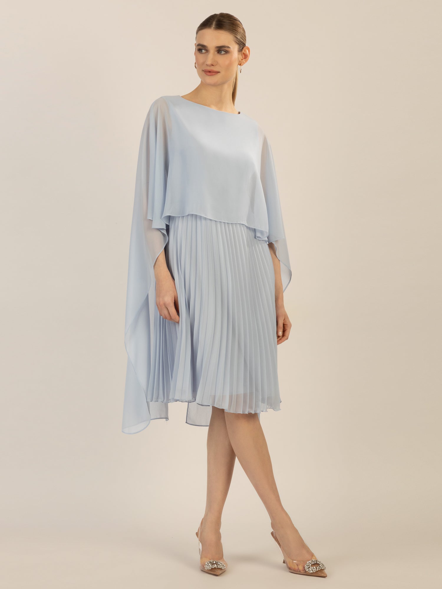 APART Cocktailkleid mit Chiffoncape und Plisseerock | hellblau