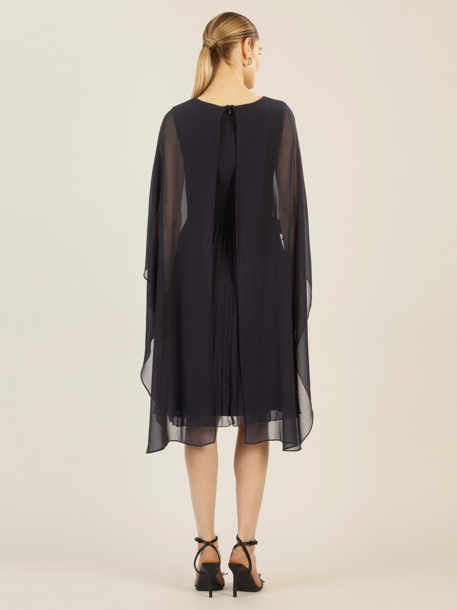 APART Cocktailkleid mit Chiffoncape und Plisseerock | nachtblau