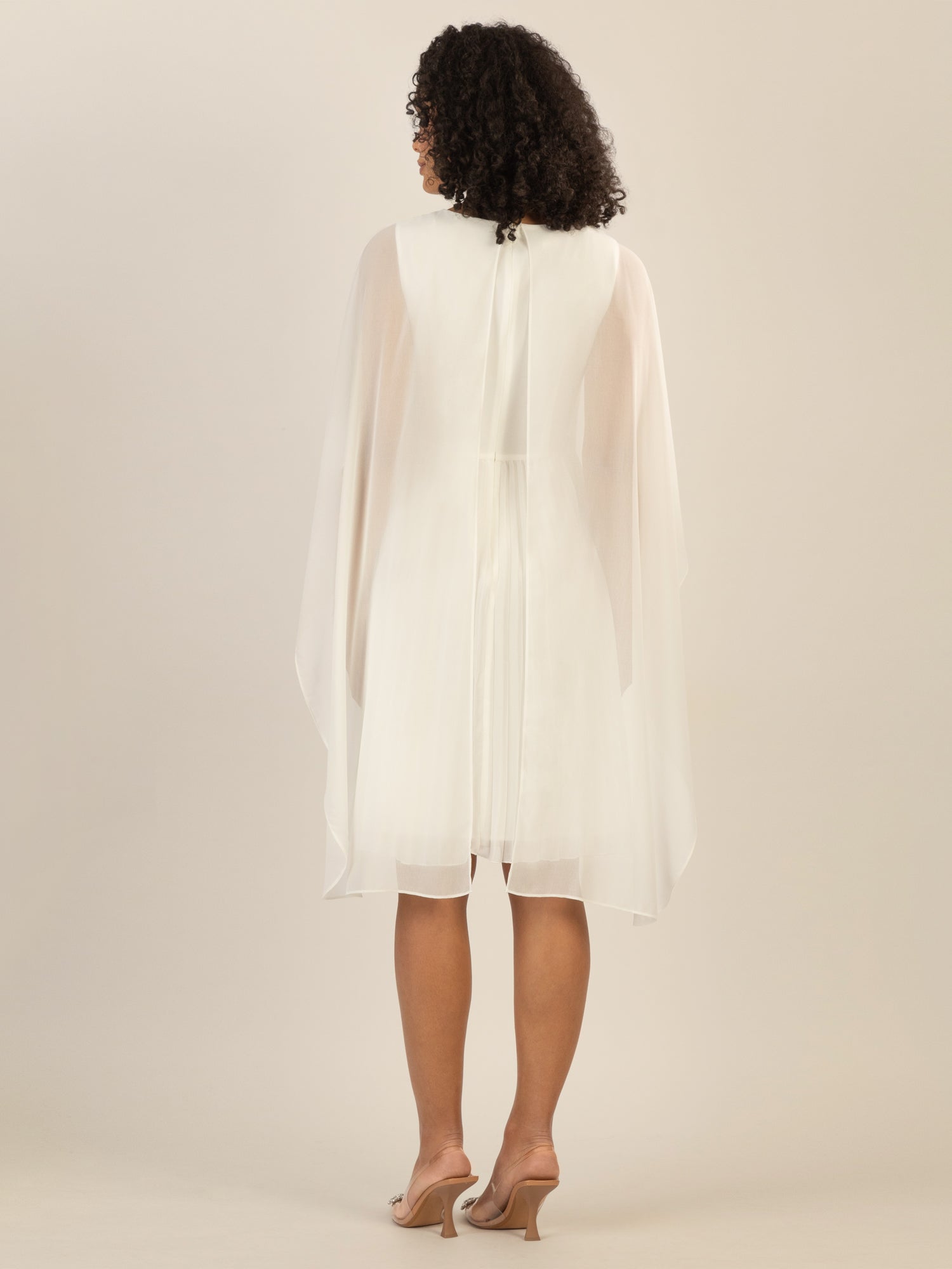 APART Cocktailkleid mit Chiffoncape und Plisseerock | creme