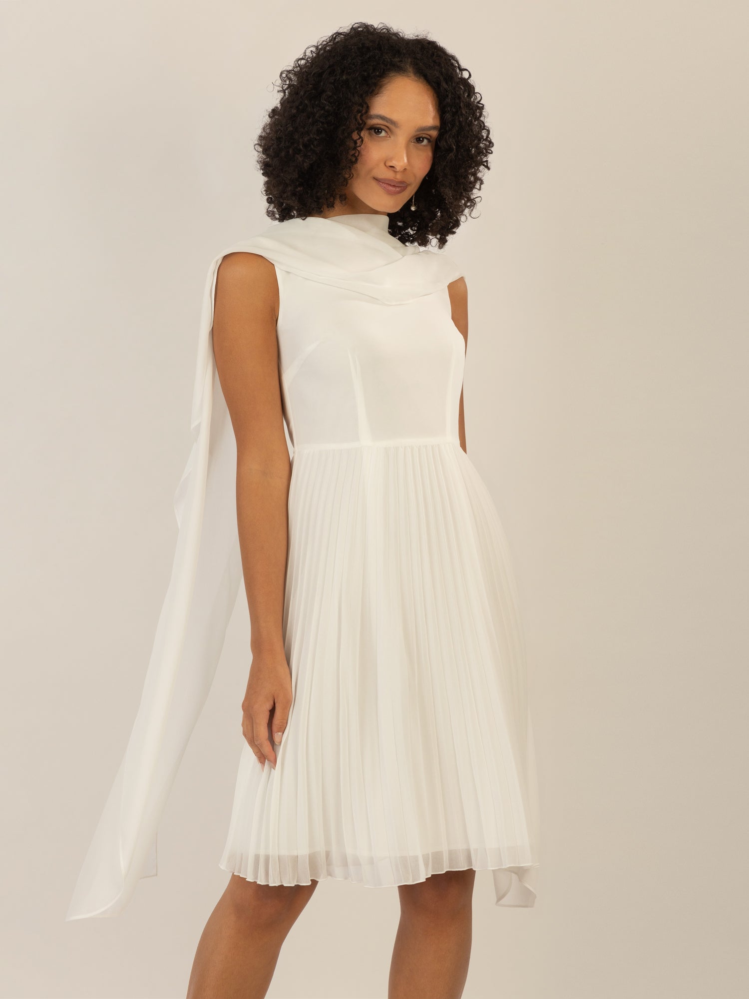 APART Cocktailkleid mit Chiffoncape und Plisseerock | creme