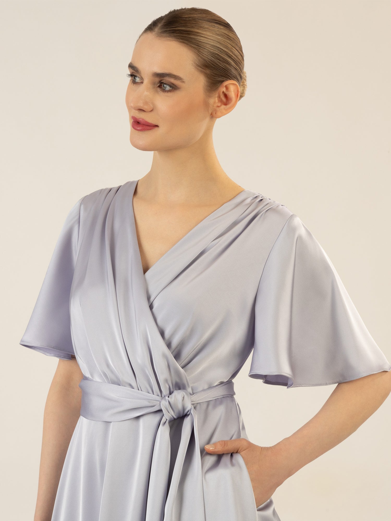 APART Midi-Satinkleid us mattschimmerndem Satin | hellblau