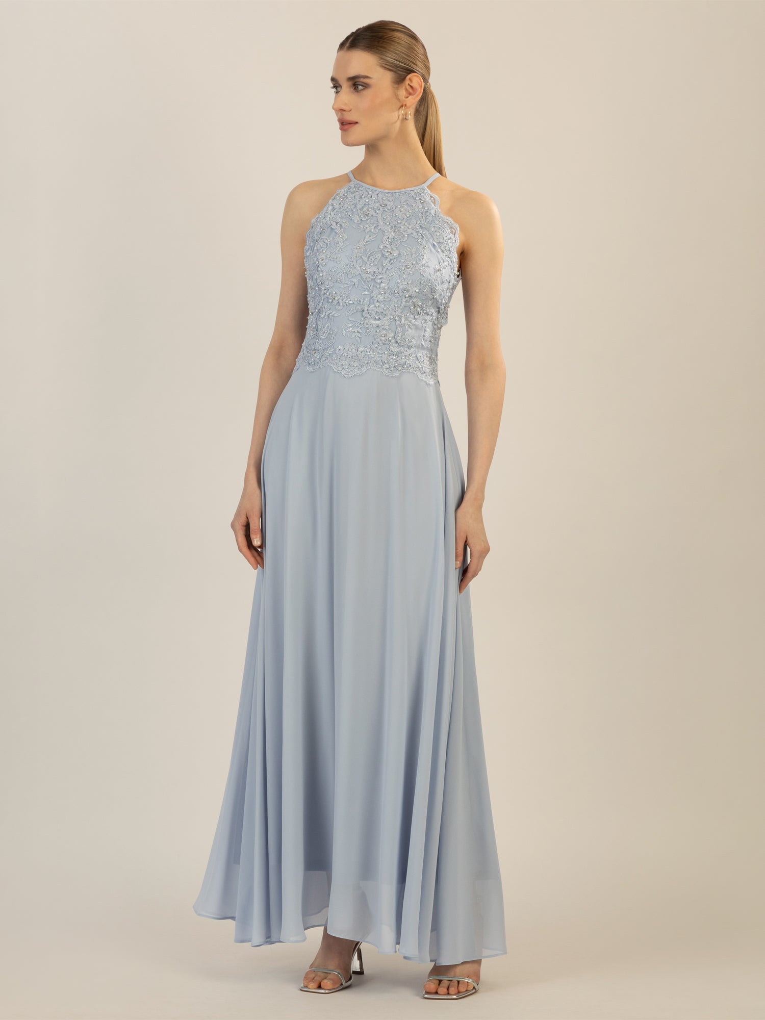 APART Abendkleid aus besticktem Mesh mit farbigen Perlen und Chiffon | hellblau