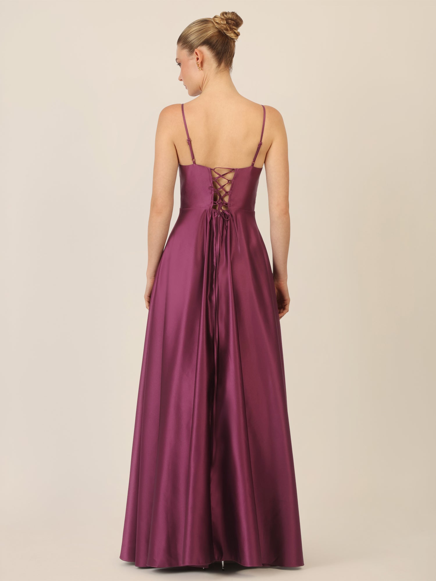 APART Langes Ballkleid aus Satin mit Spaghettiträgern | dunkel lila