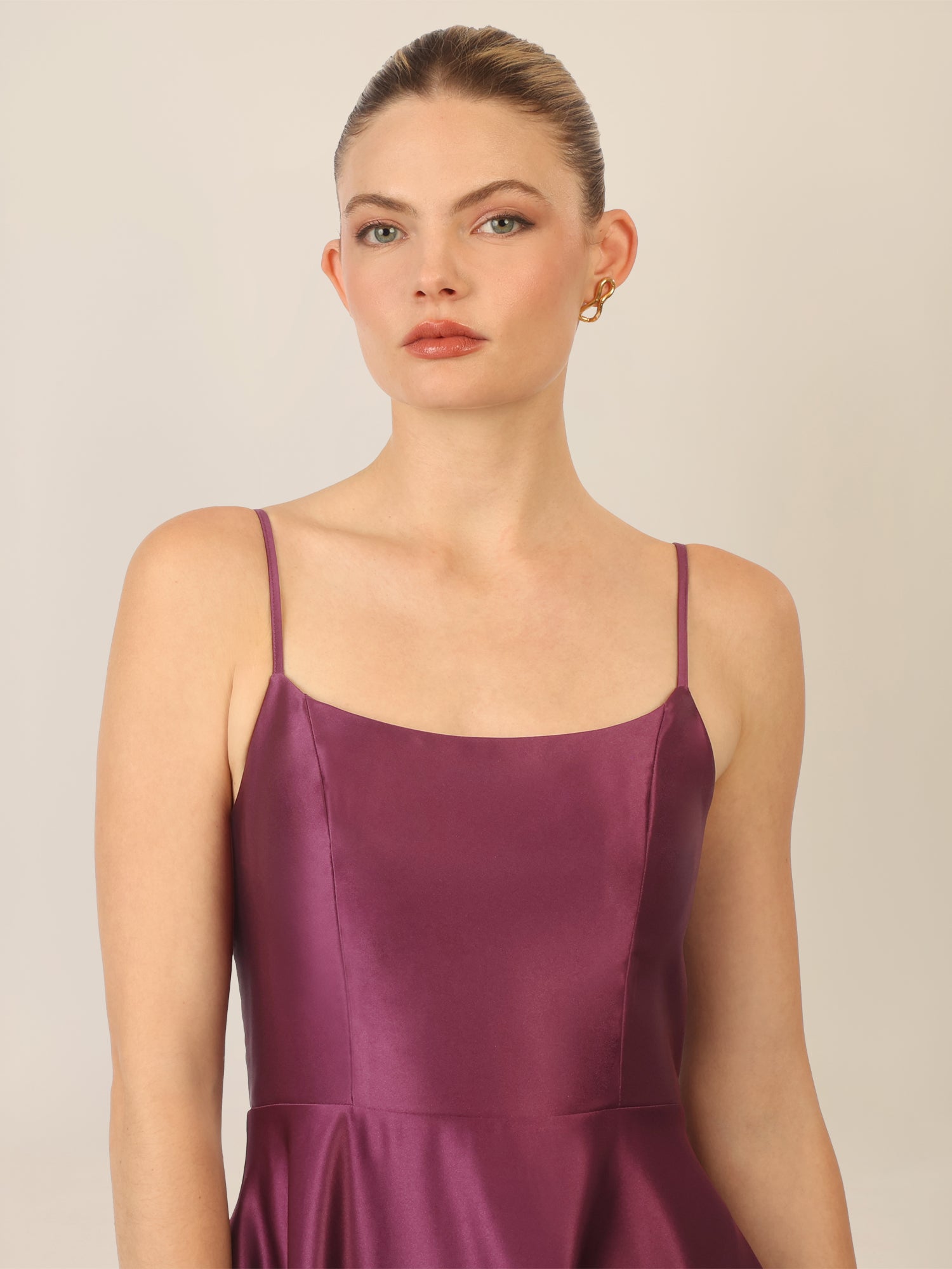 APART Langes Ballkleid aus Satin mit Spaghettiträgern | dunkel lila