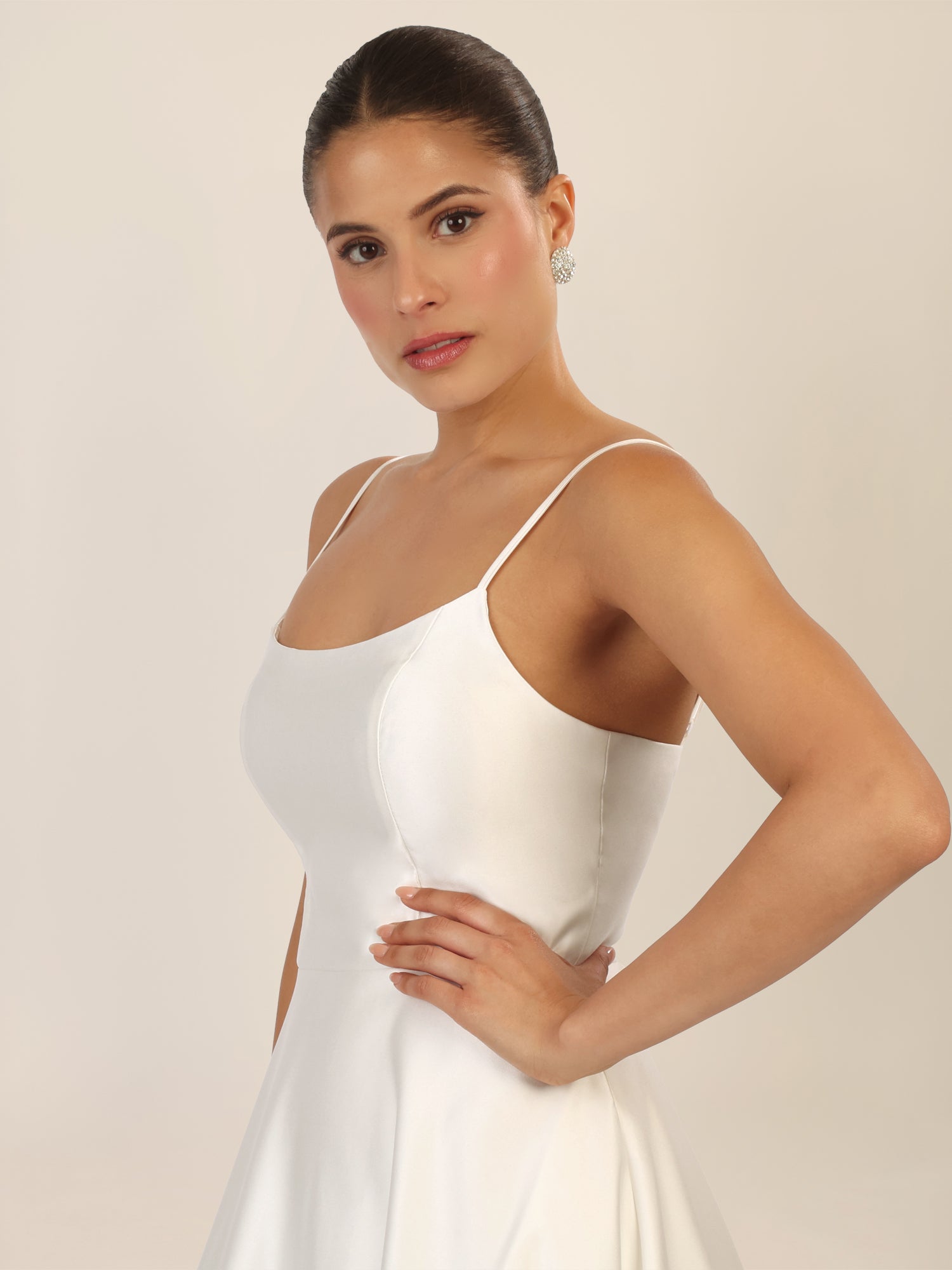 APART Langes Ballkleid aus Satin mit Spaghettiträgern | creme