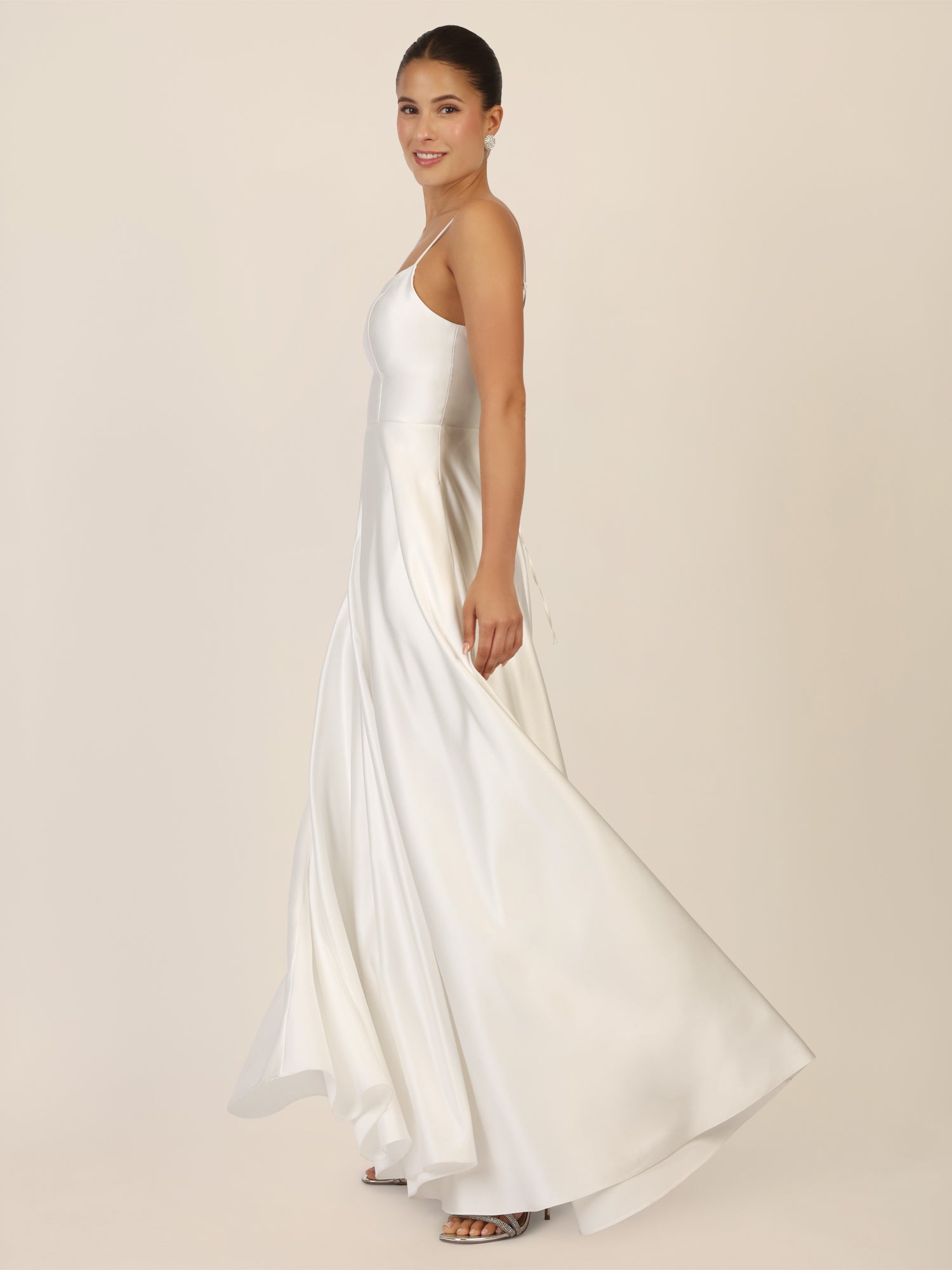 APART Langes Ballkleid aus Satin mit Spaghettiträgern | creme