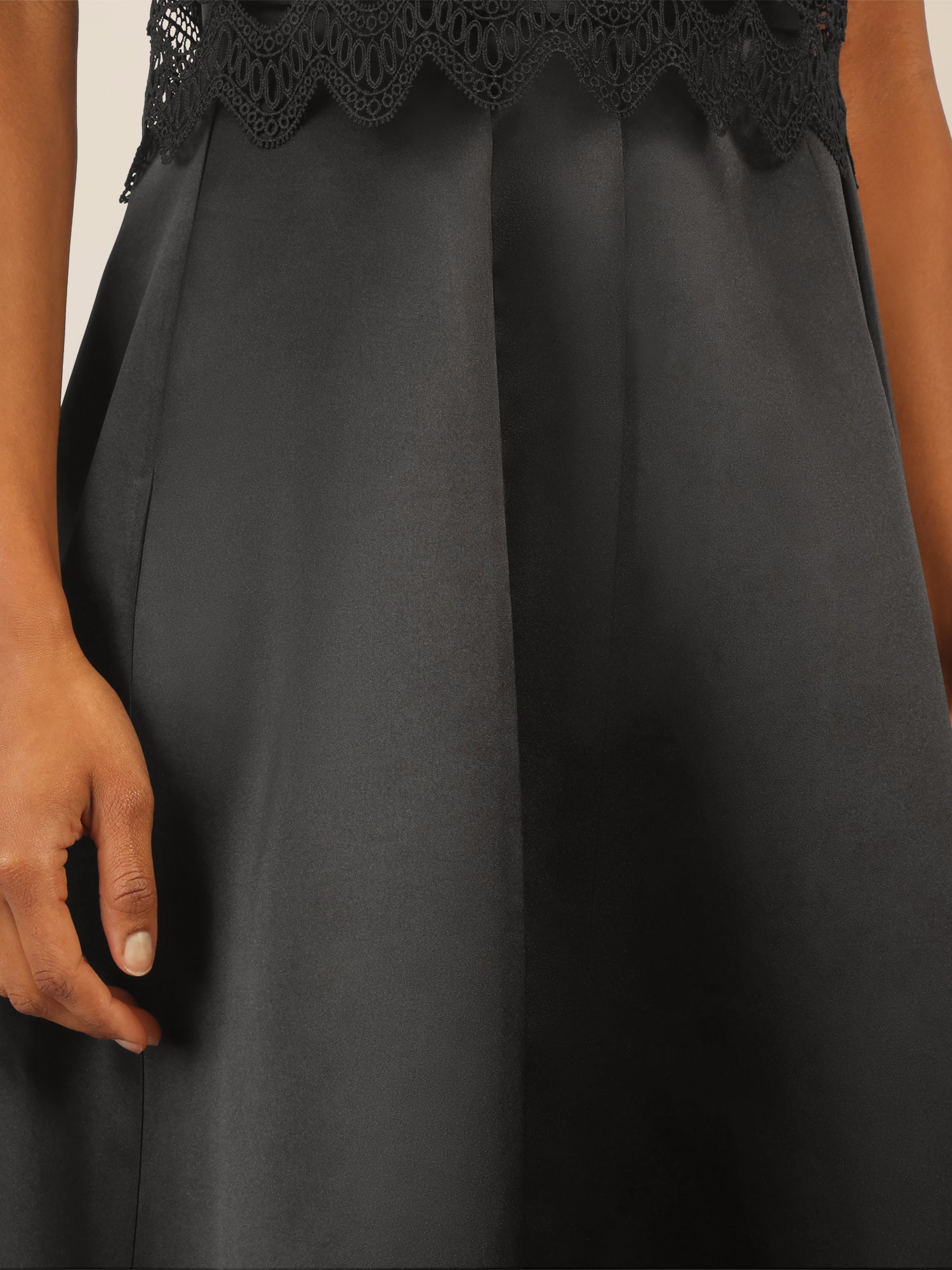 APART Satinrock mit Falten und weitem Saum | schwarz