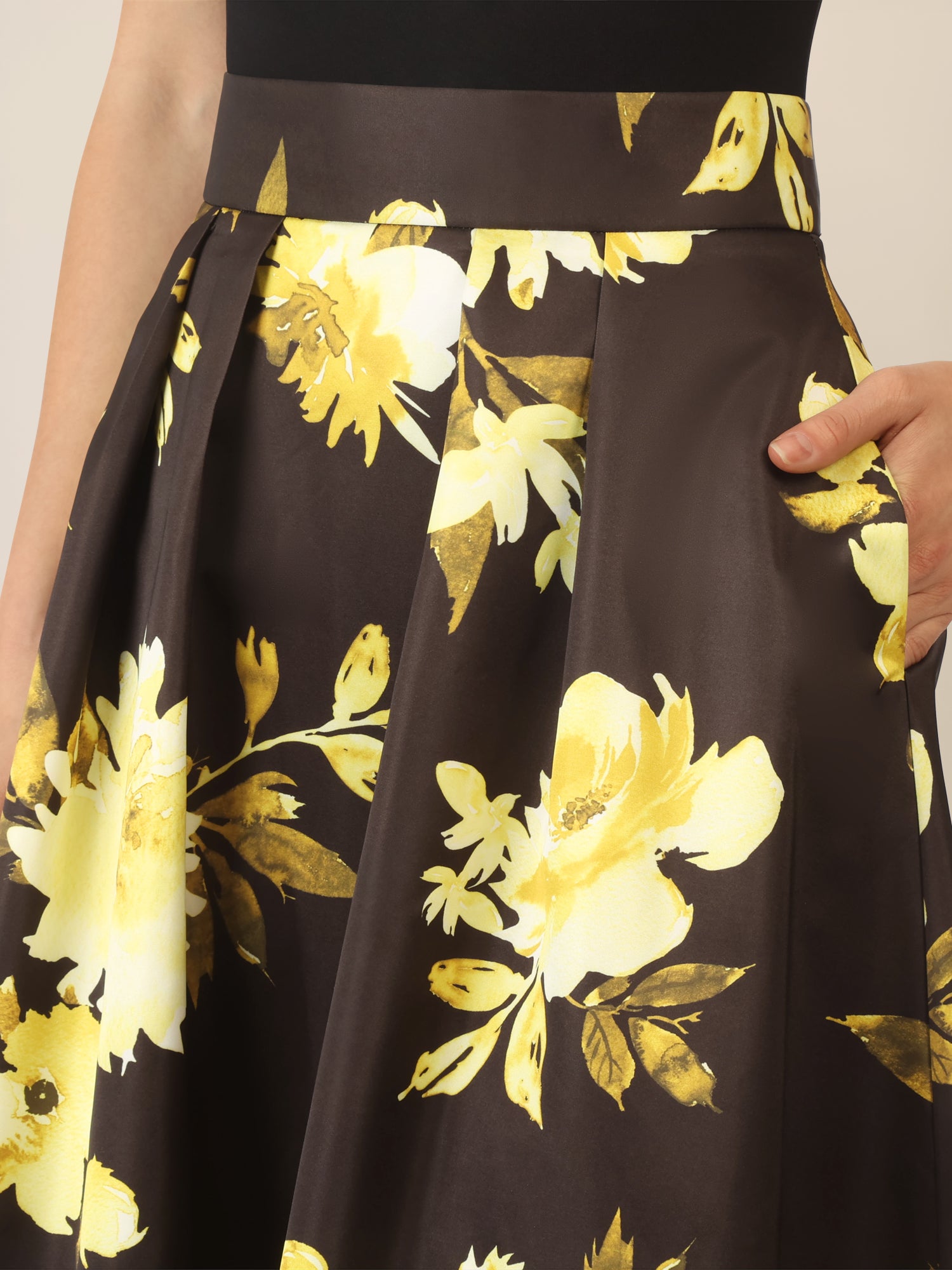 APART Satinrock bedruckt mit floralem Print | schwarz-multicolor