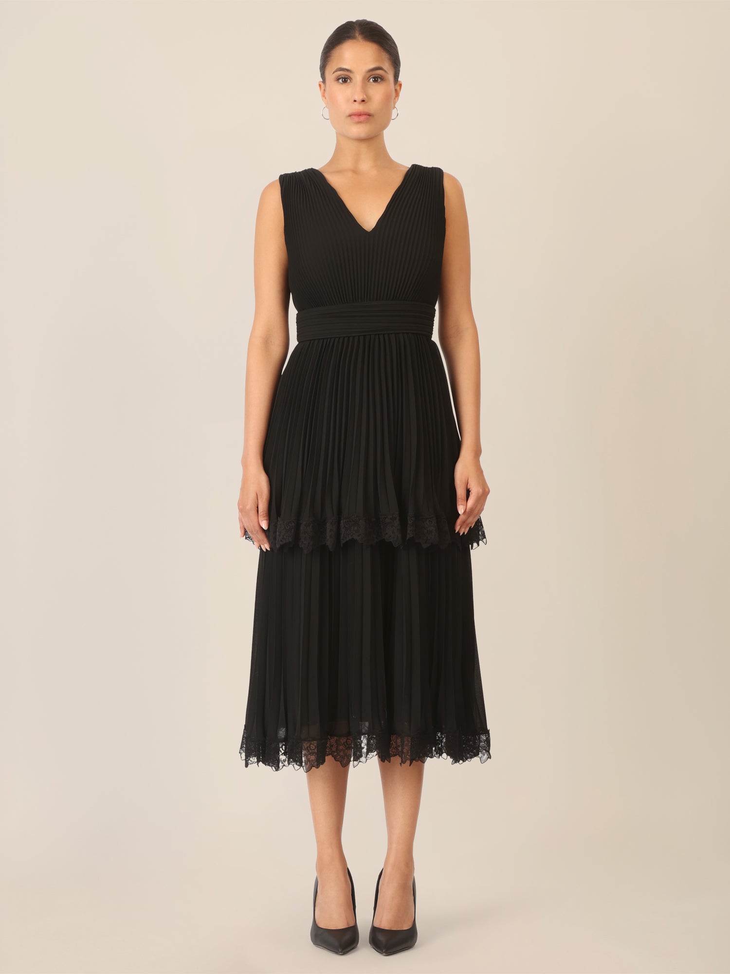 APART Plisseekleid mit Stufenrock und Spitze | schwarz