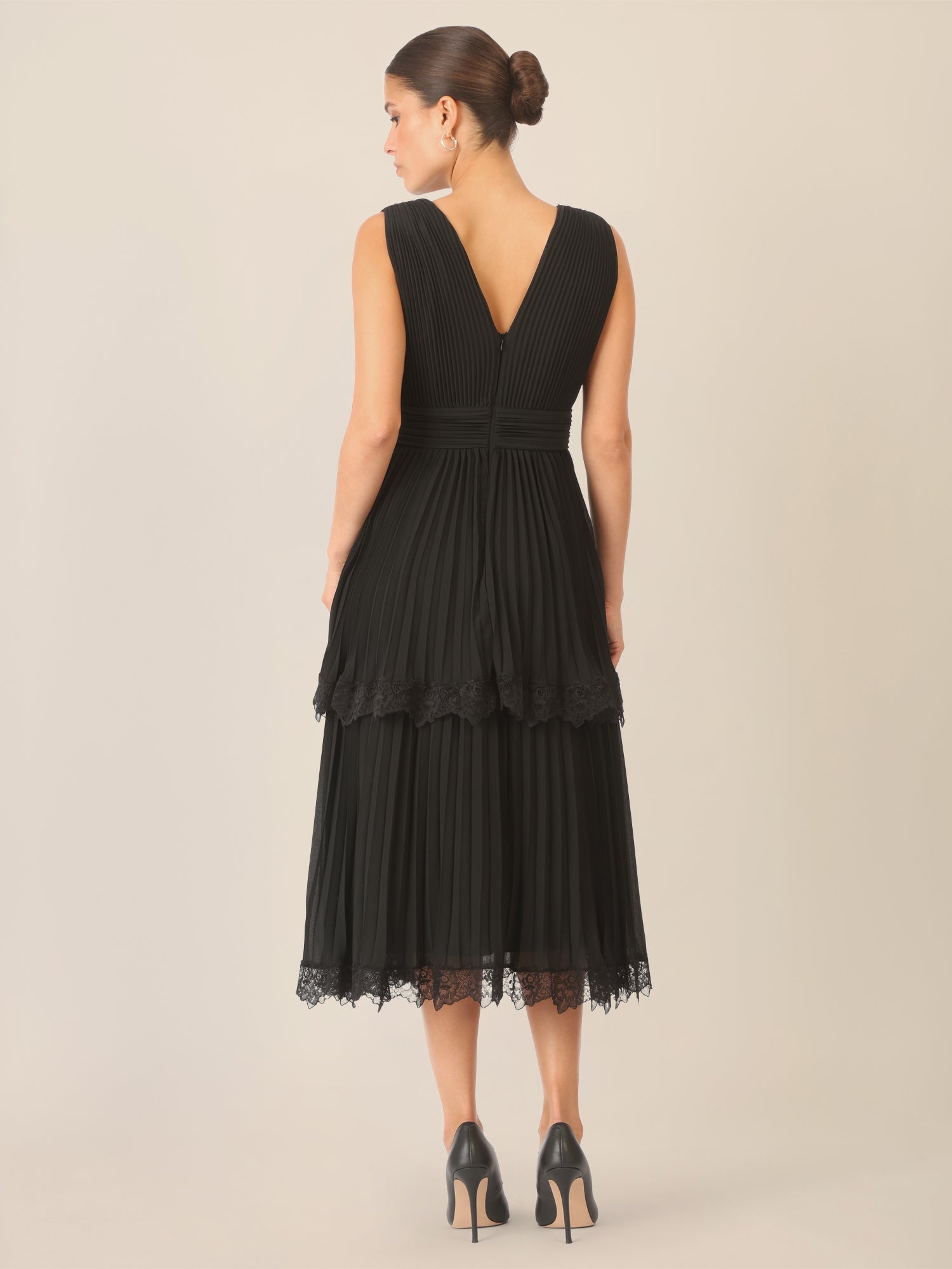 APART Plisseekleid mit Stufenrock und Spitze | schwarz