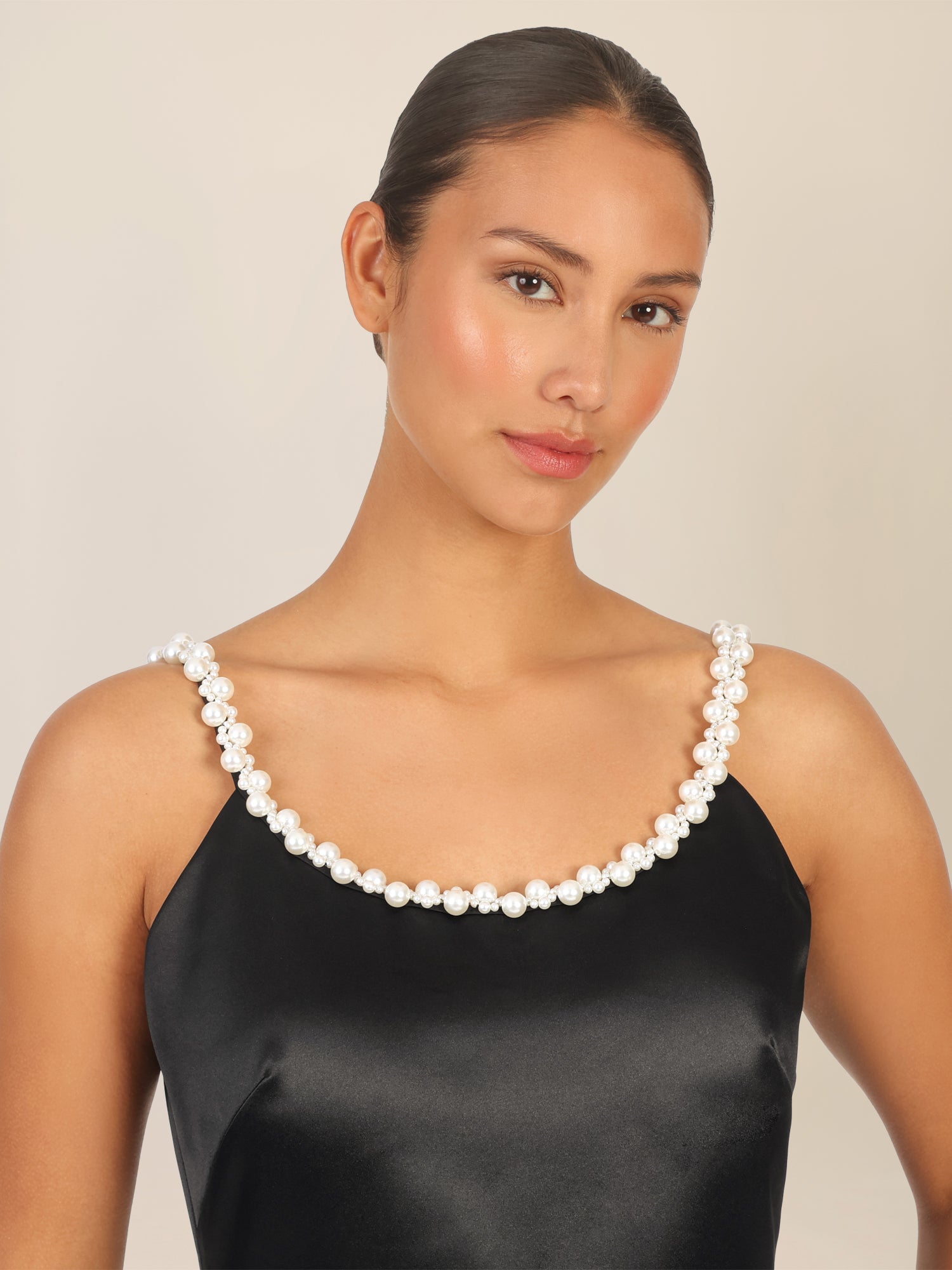 APART Satinkleid  mit Perlenbesatz am Ausschnitt | schwarz