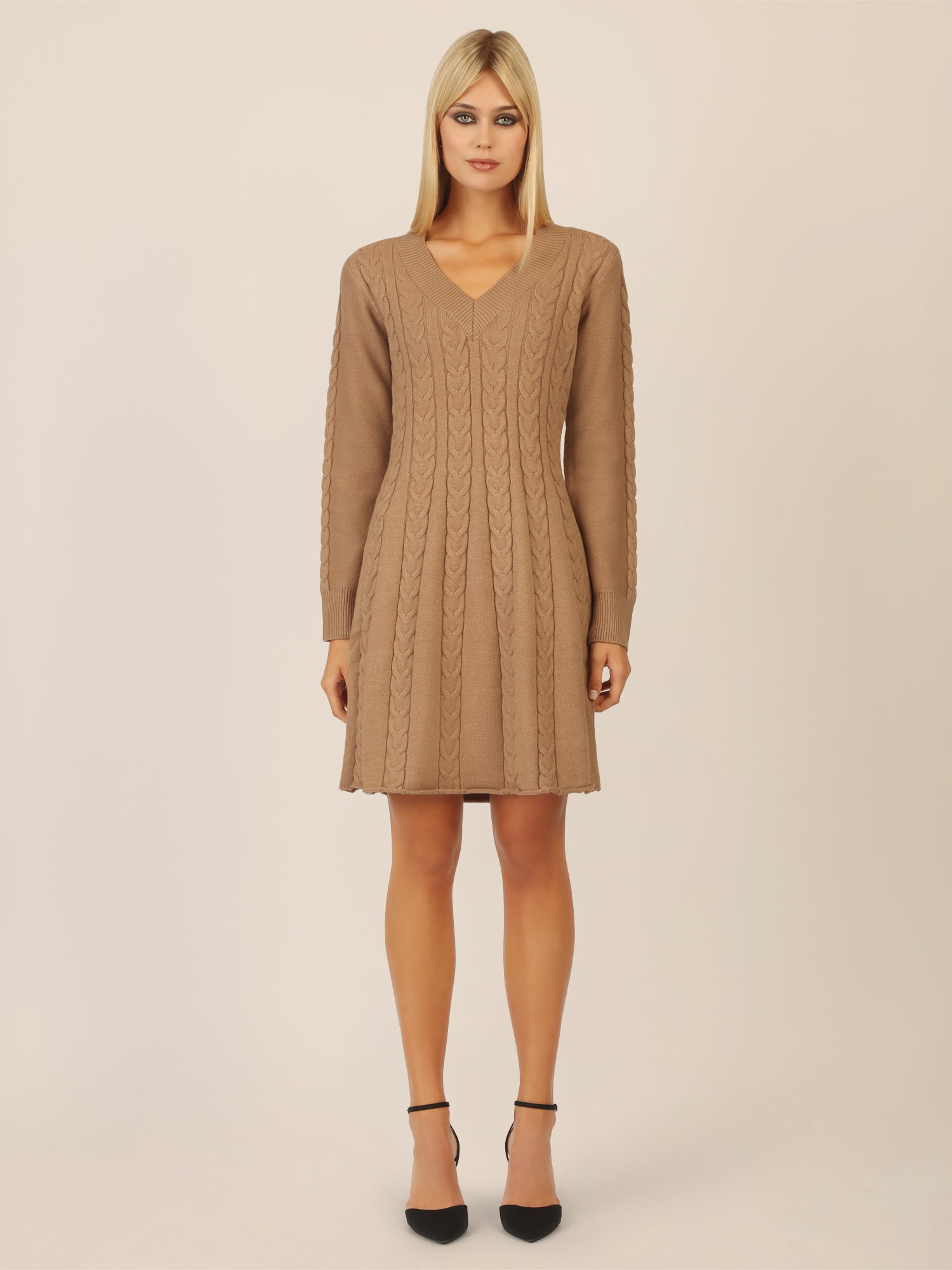 APART Strickkleid mit Zopfmuster und V-Ausschnitt | camel