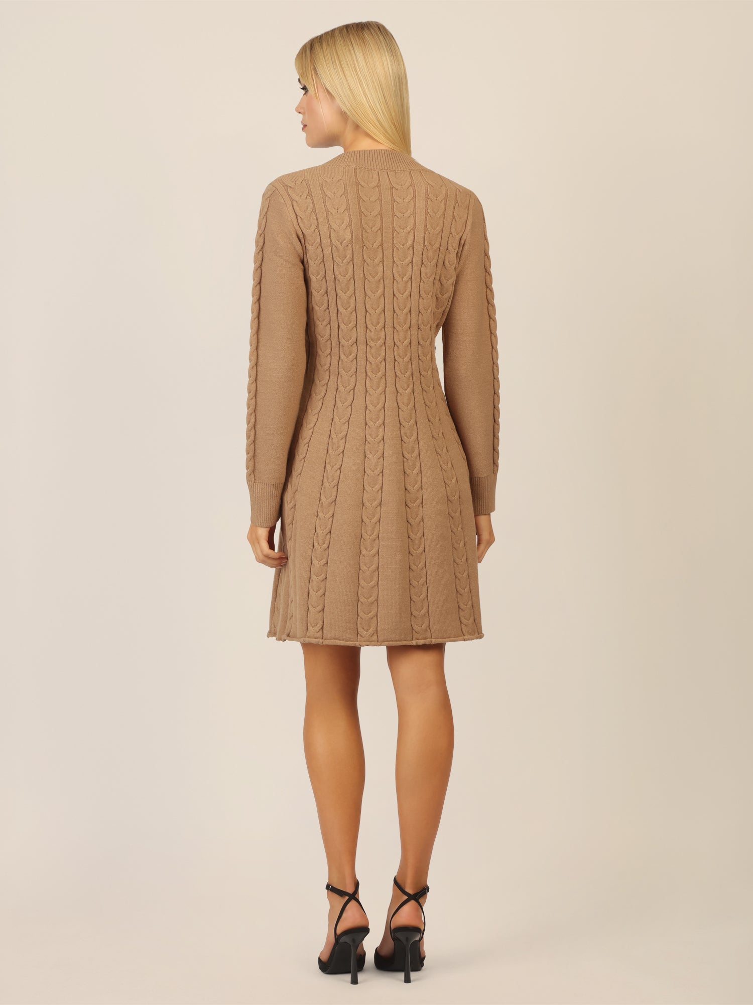 APART Strickkleid mit Zopfmuster und V-Ausschnitt | camel