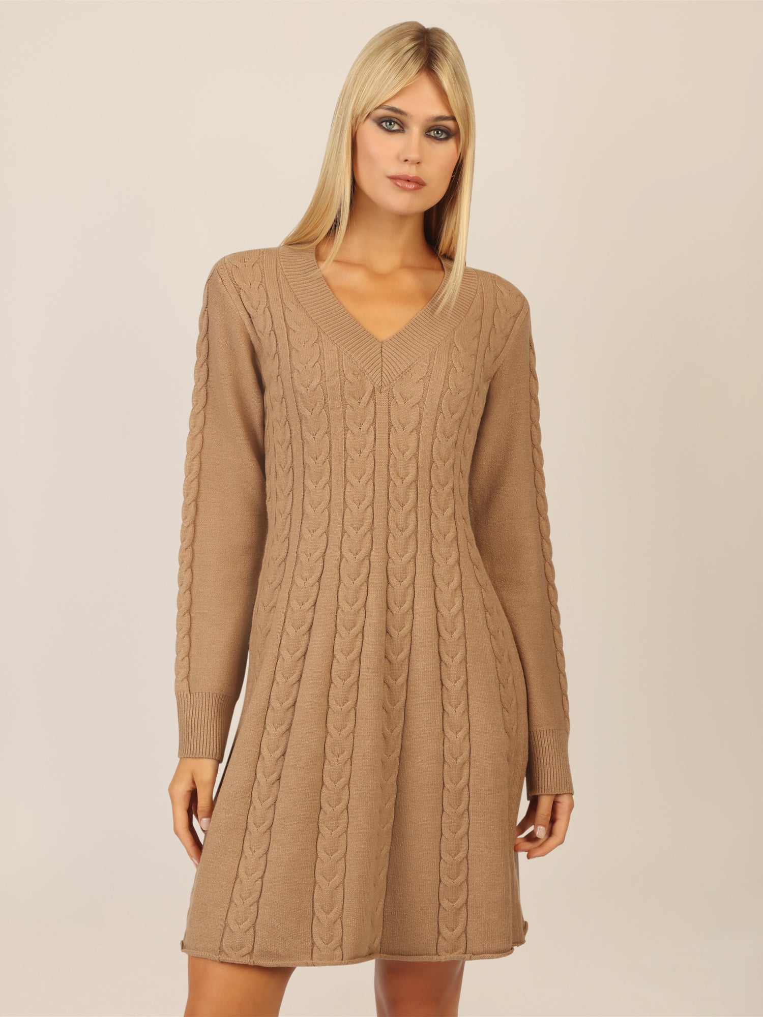 APART Strickkleid mit Zopfmuster und V-Ausschnitt | camel