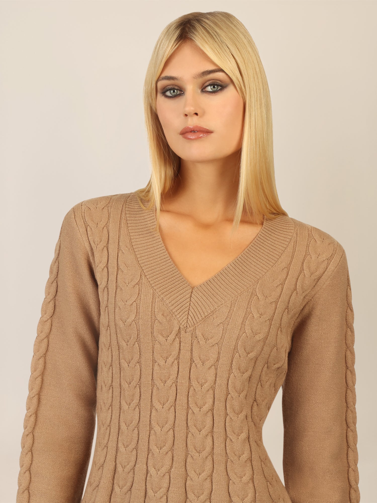 APART Strickkleid mit Zopfmuster und V-Ausschnitt | camel