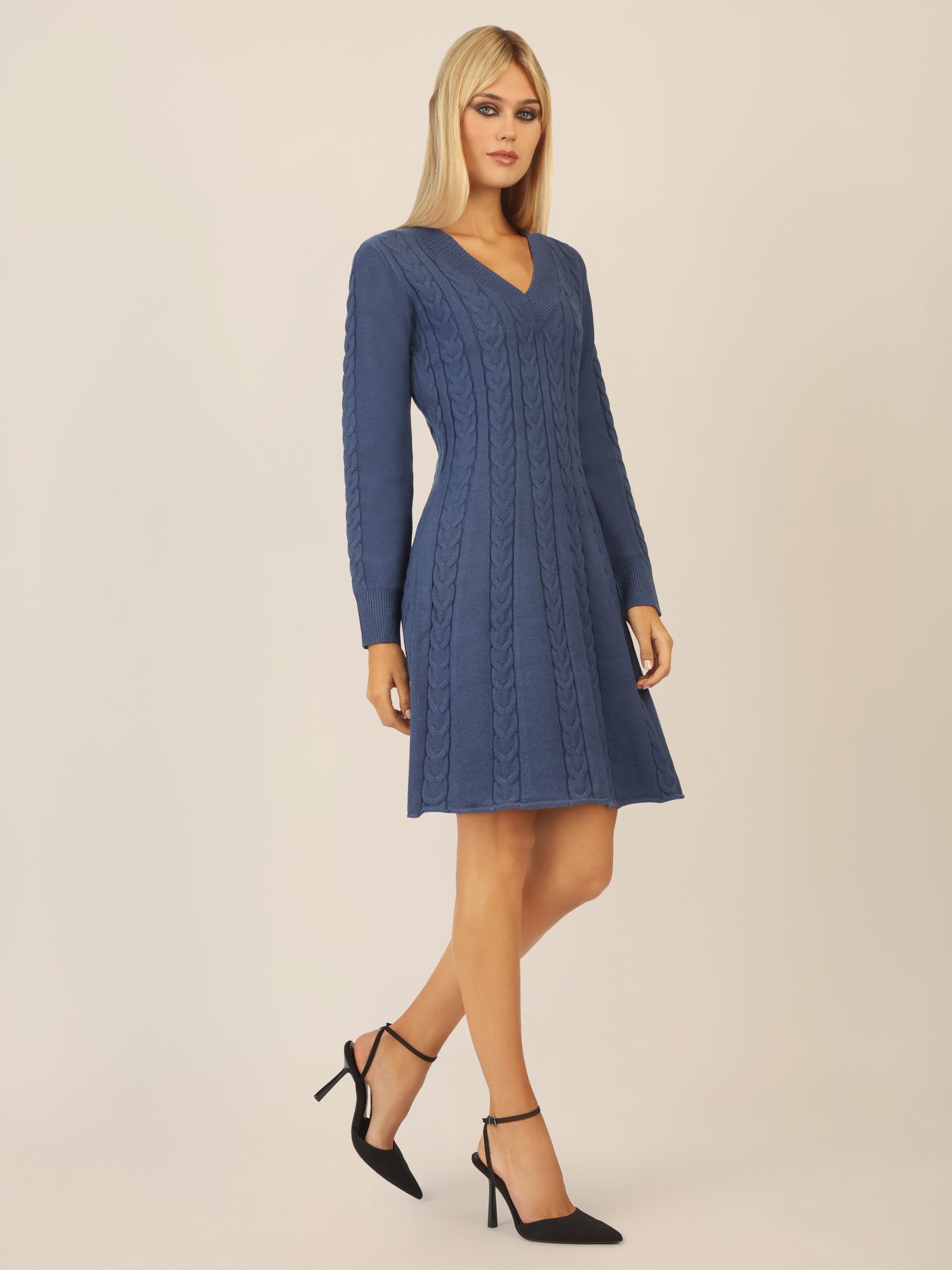 APART Strickkleid mit Zopfmuster und V-Ausschnitt | mittelblau