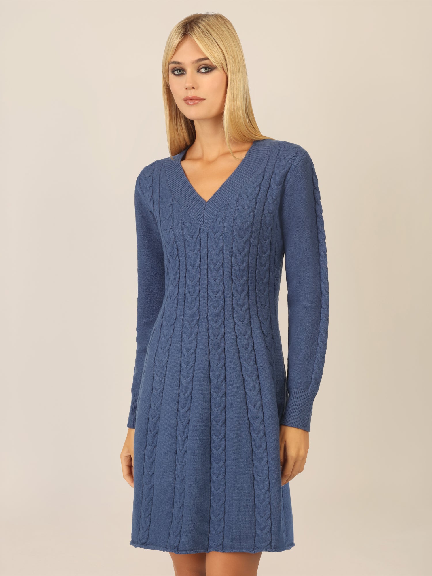 APART Strickkleid mit Zopfmuster und V-Ausschnitt | mittelblau