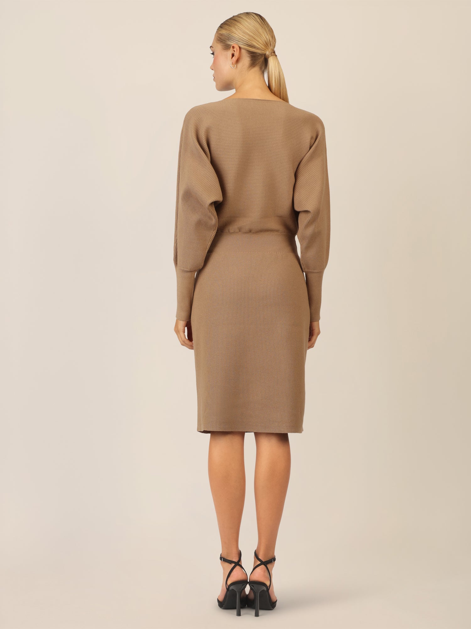 APART Strickkleid mit Gliederkette Detail Gürtel | camel