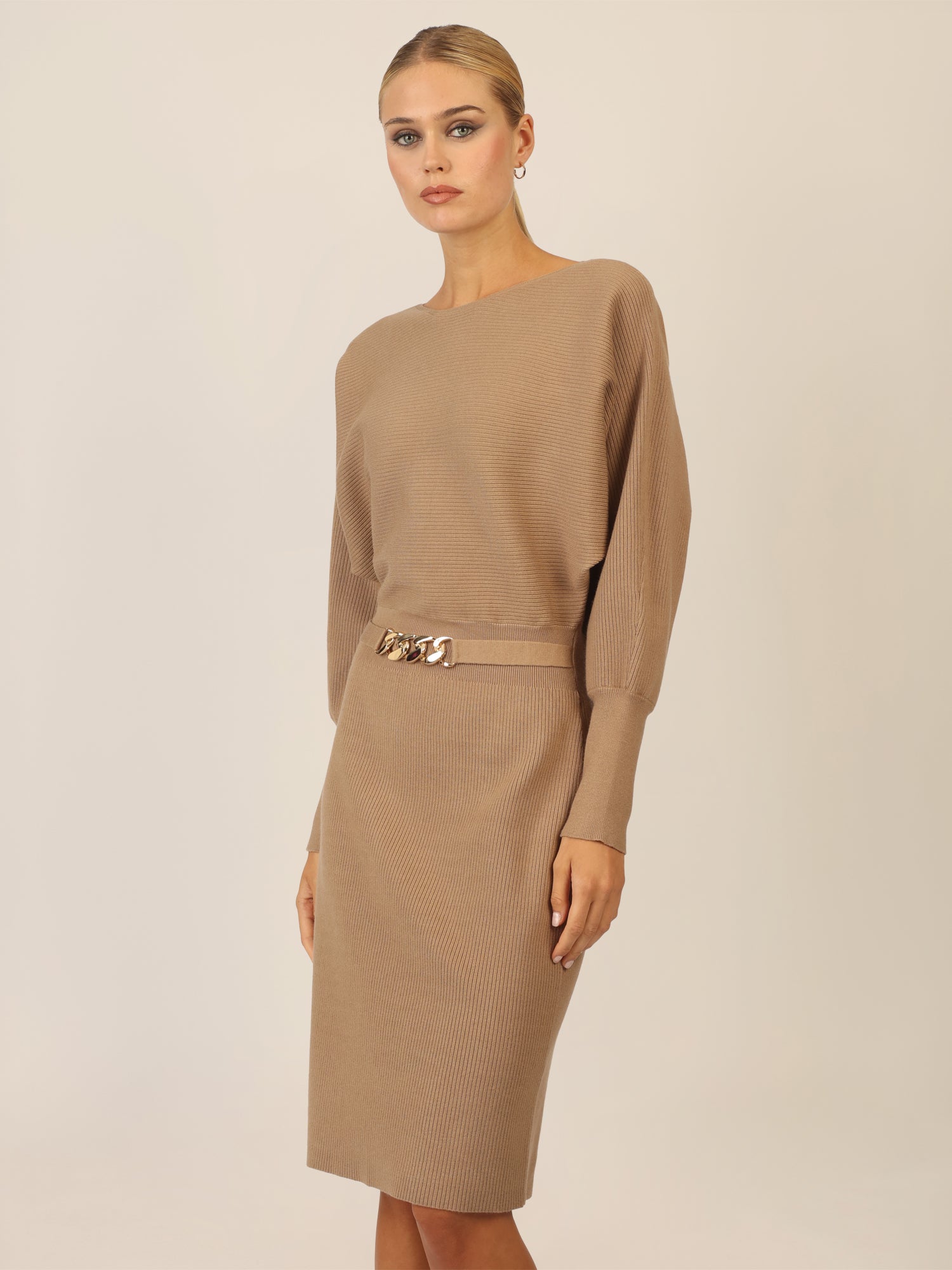 APART Strickkleid mit Gliederkette Detail Gürtel | camel