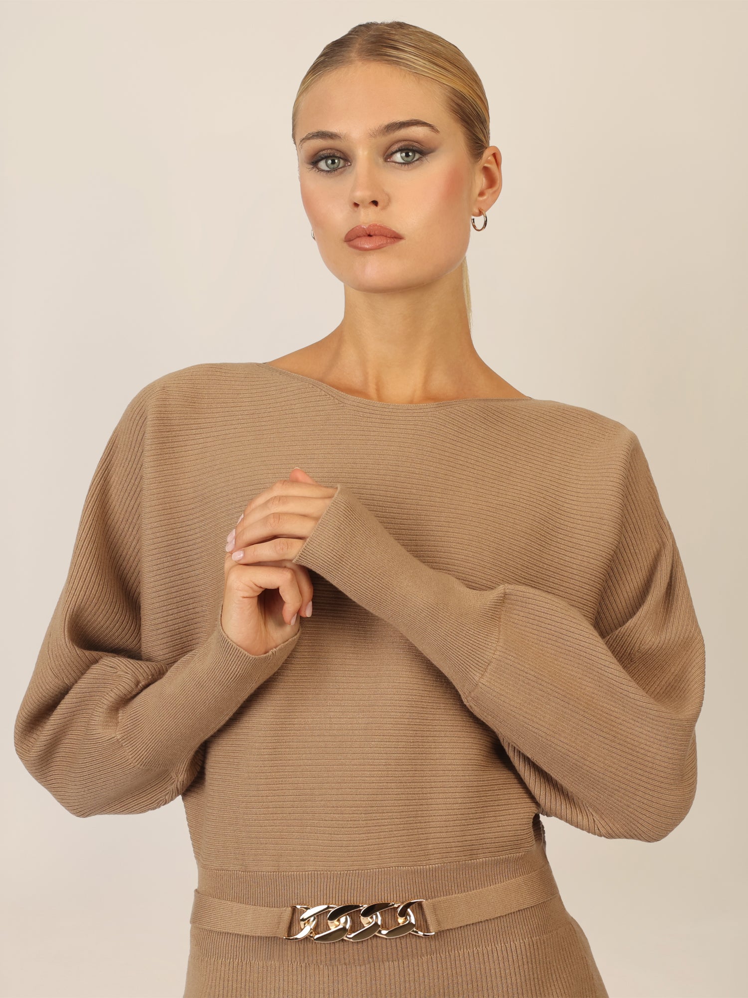 APART Strickkleid mit Gliederkette Detail Gürtel | camel