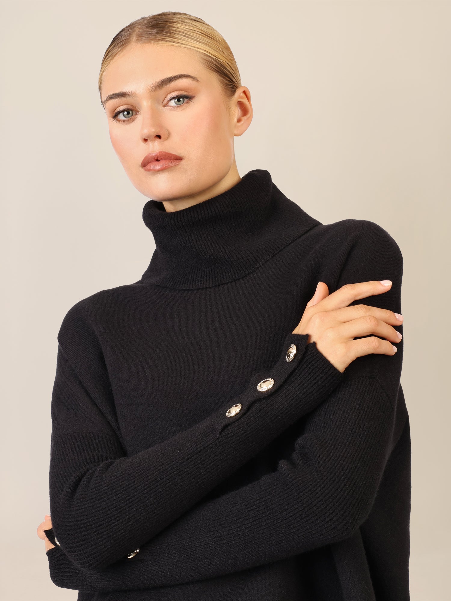 APART Oversized Pullover mit Rollkragen und Schmuckknöpfen | schwarz