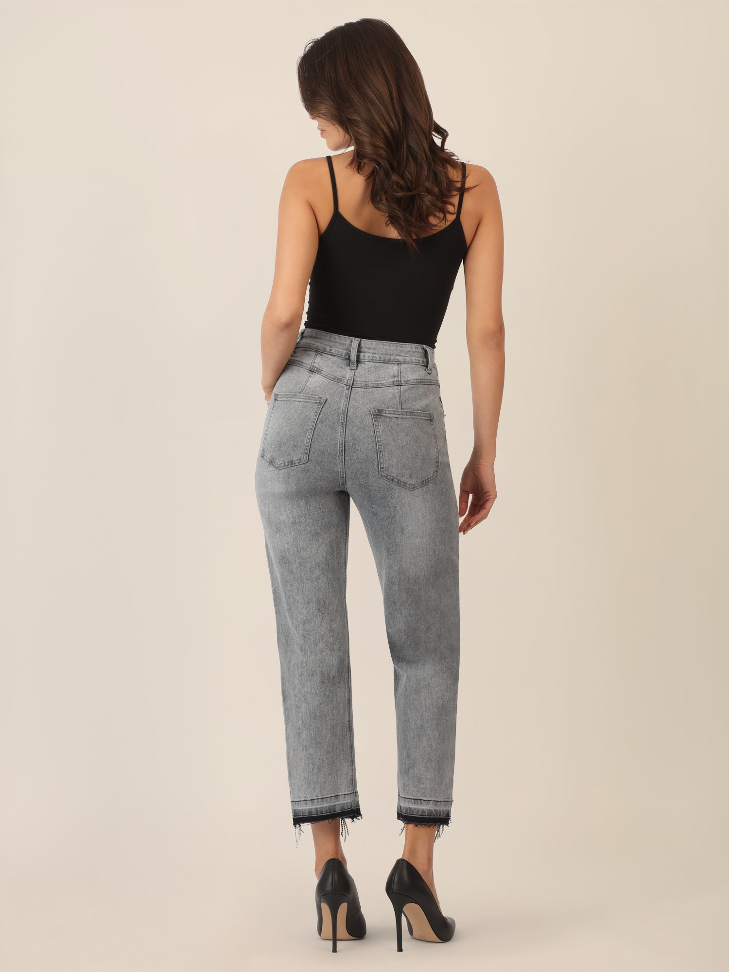 APART Mom Jeans mit Kristallsteinen mit Kristallstein Fransen am Saum | grau