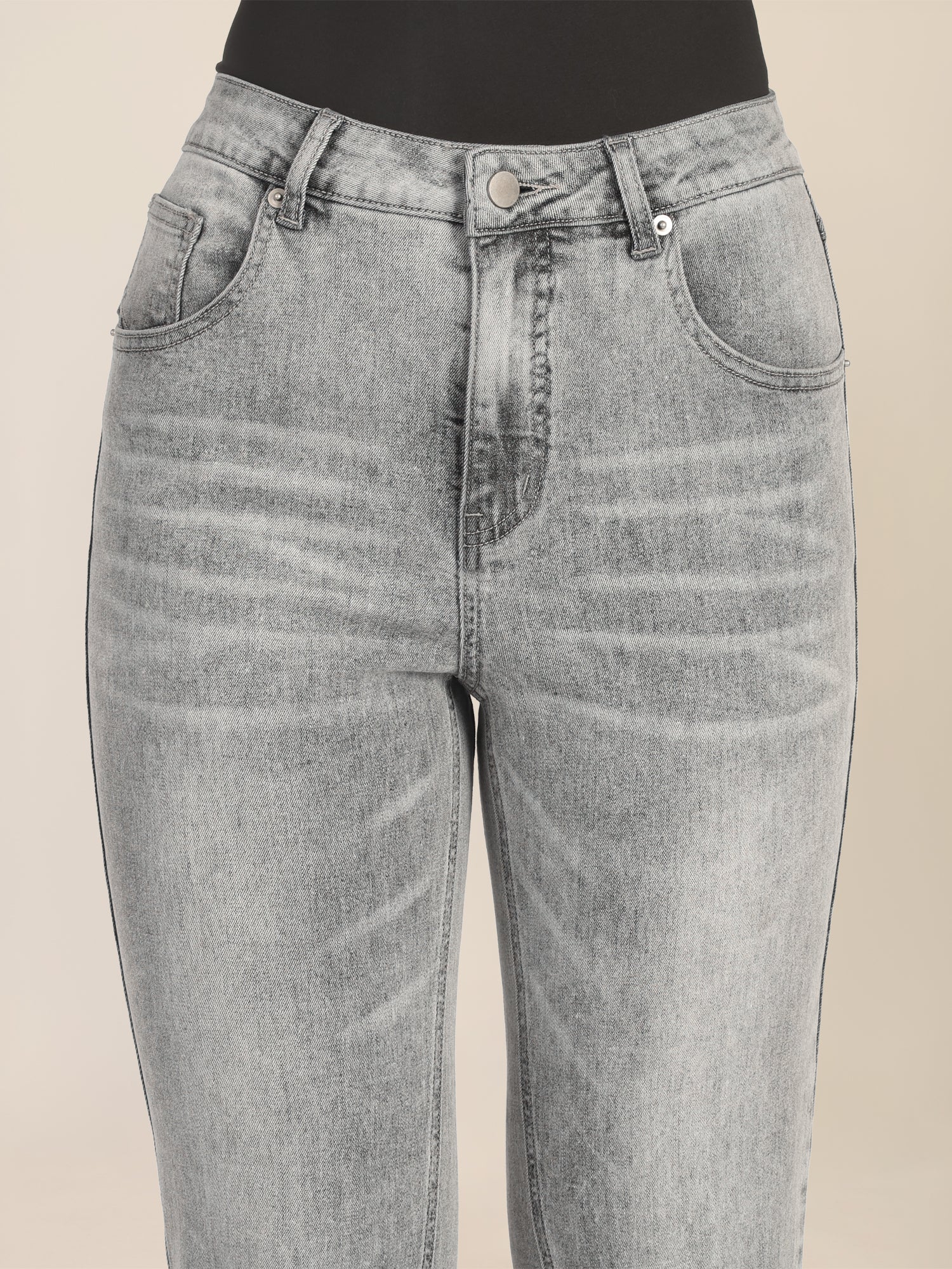 APART Mom Jeans mit Kristallsteinen mit Kristallstein Fransen am Saum | grau