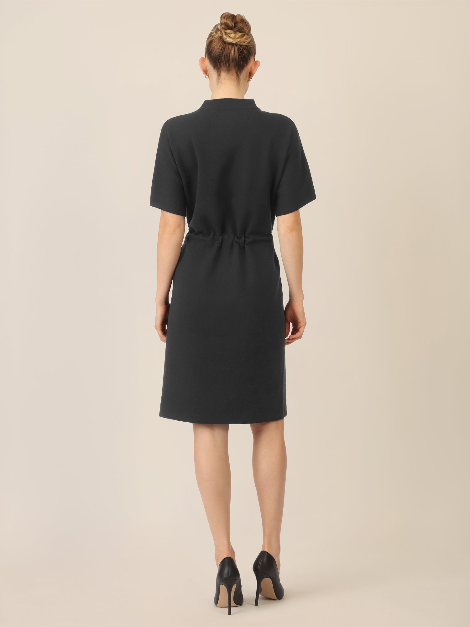 APART Strickkleid mit Gürtel und Stehkragen | schwarz