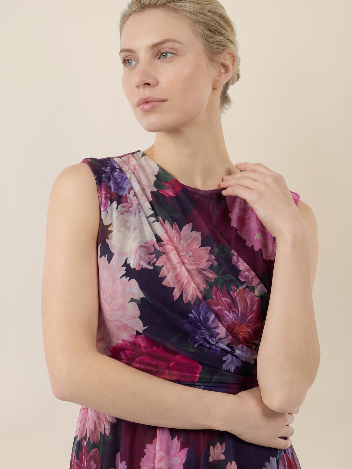 APART Ärmelloses Meshkleid mit Blumenprint und Drapierung | weinrot-multicolor