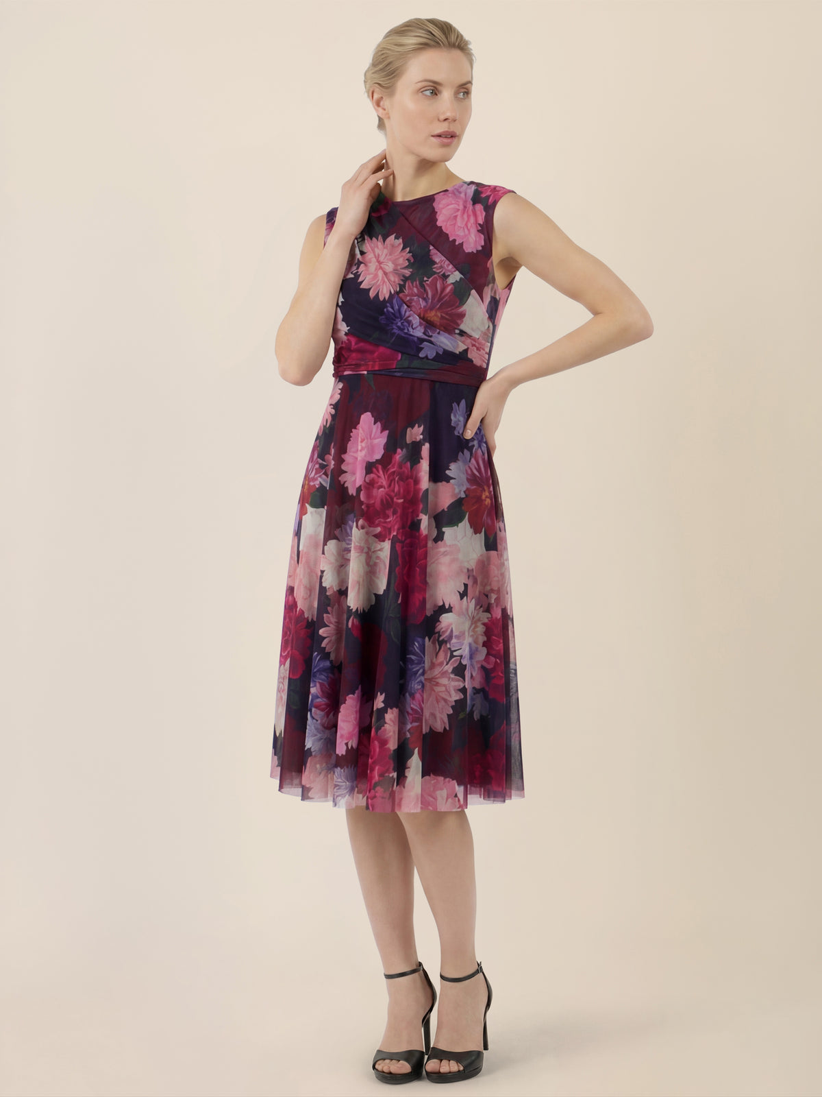 APART Ärmelloses Meshkleid mit Blumenprint und Drapierung | weinrot-multicolor