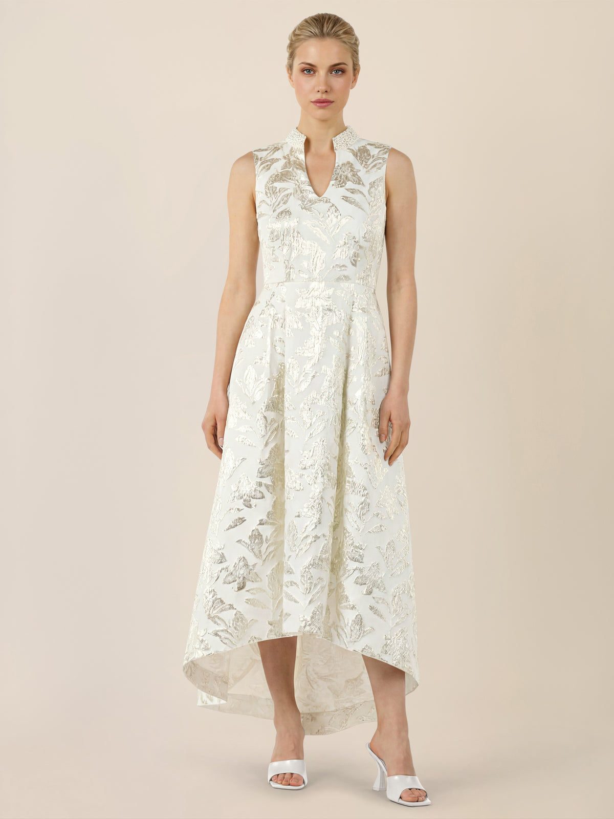 APART Elegantes Hochzeitskleid mit Perlenkragen | creme-gold