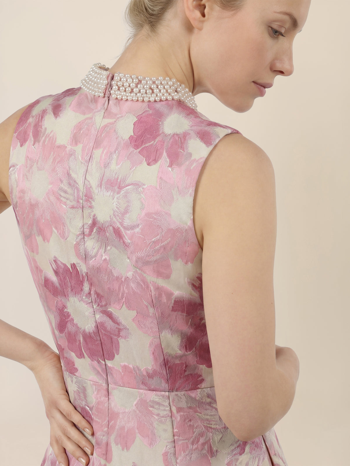 APART Midikleid mit Perlenkragen und Blütenjacquard | creme-rose