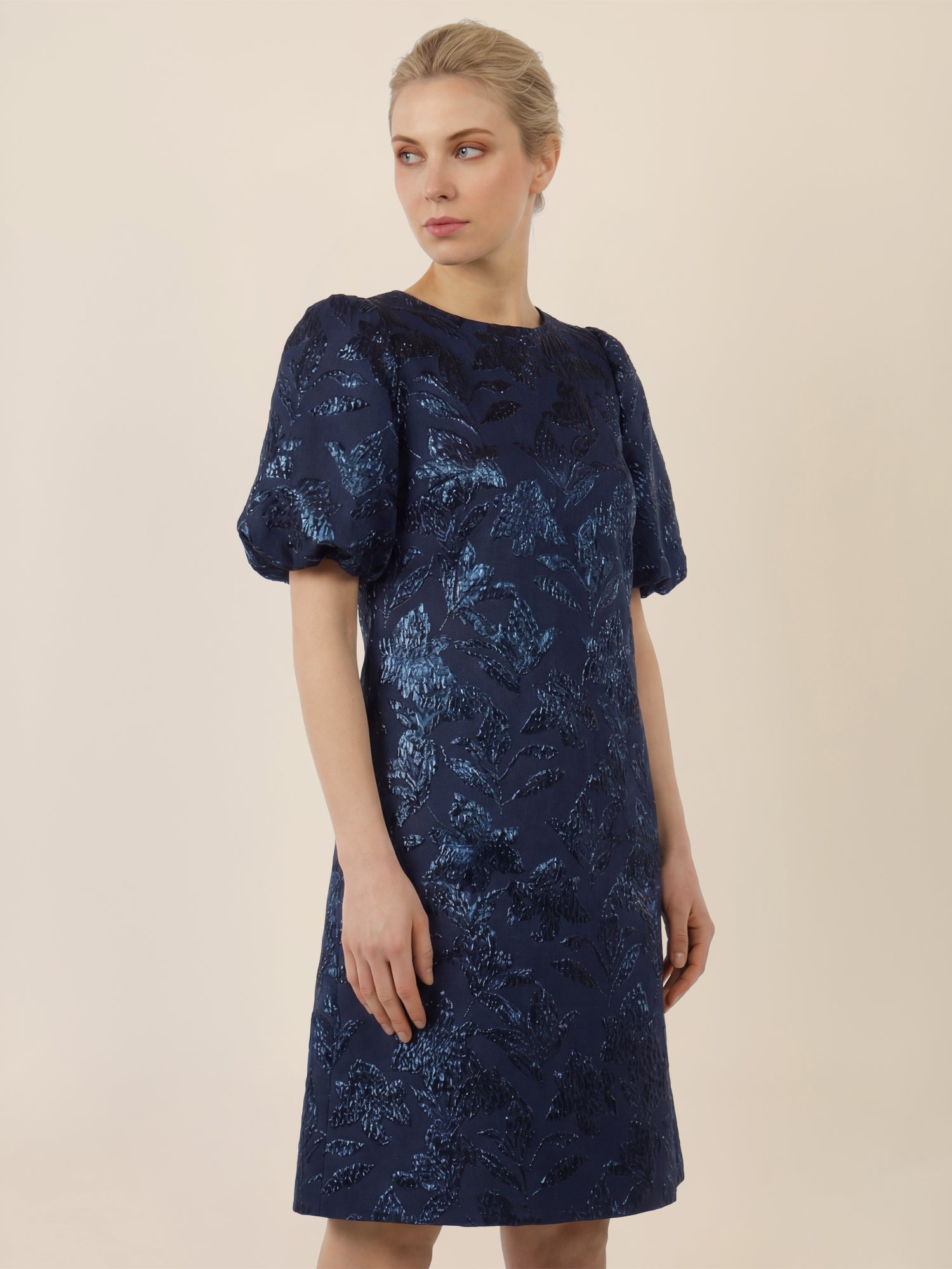 APART Kurzes Cocktailkleid mit Glanzmuster | nachtblau-metallic