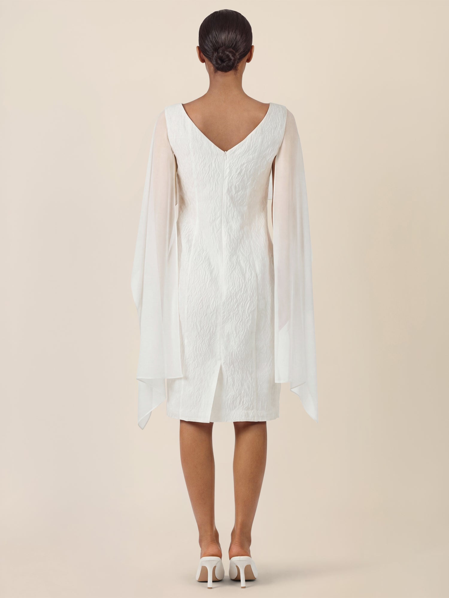 APART Elegantes Cloque Kleid mit Cape-Effekt | creme