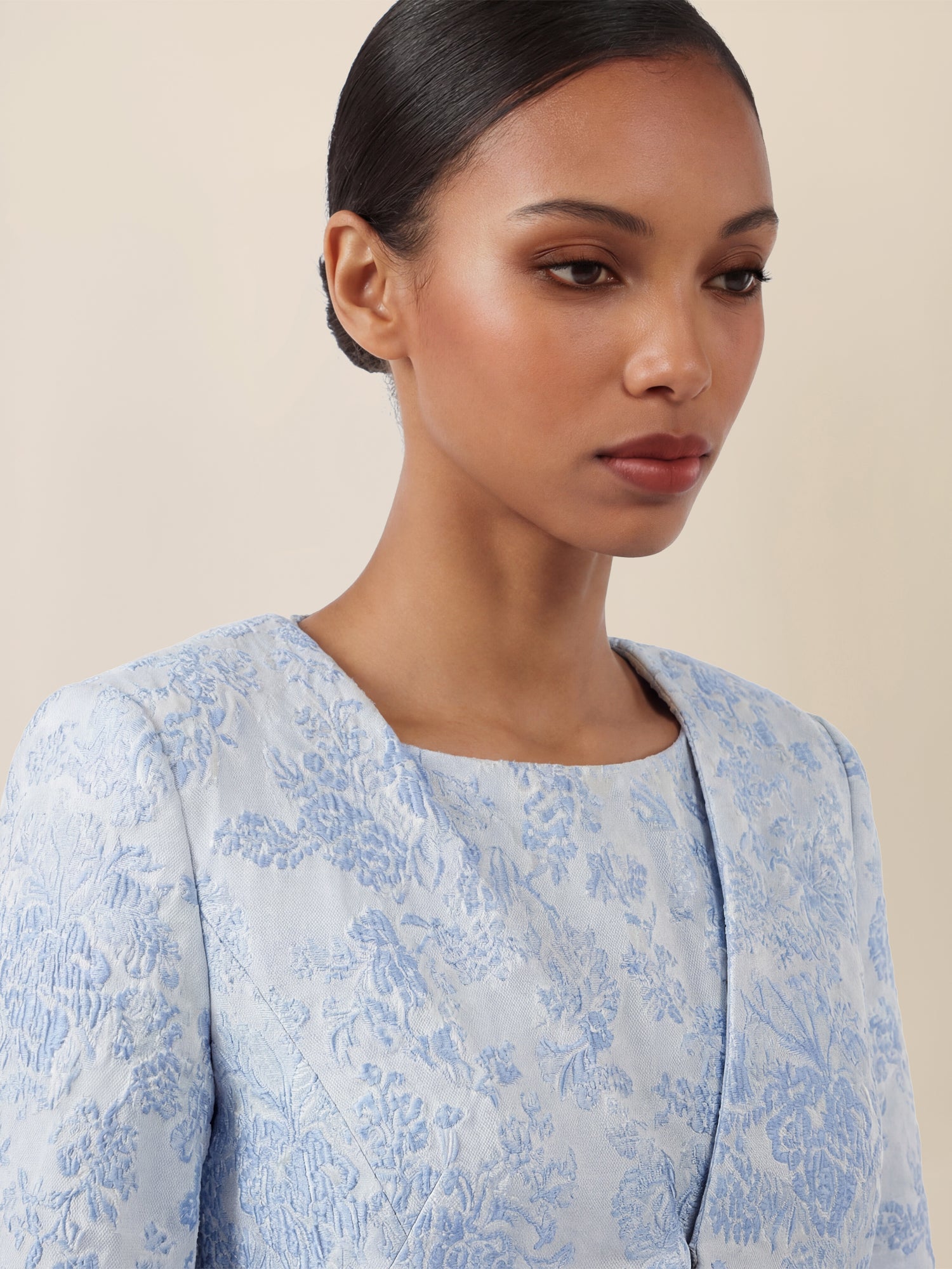 APART Kurze Jacquard-Bolero mit Blumenmuster | hellblau