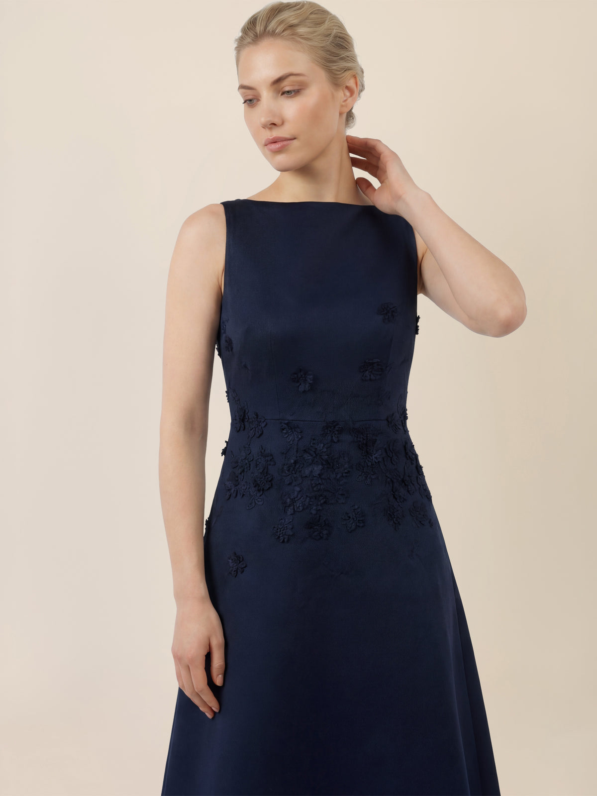 APART Elegantes Kleid mit floraler 3D-Stickerei | nachtblau